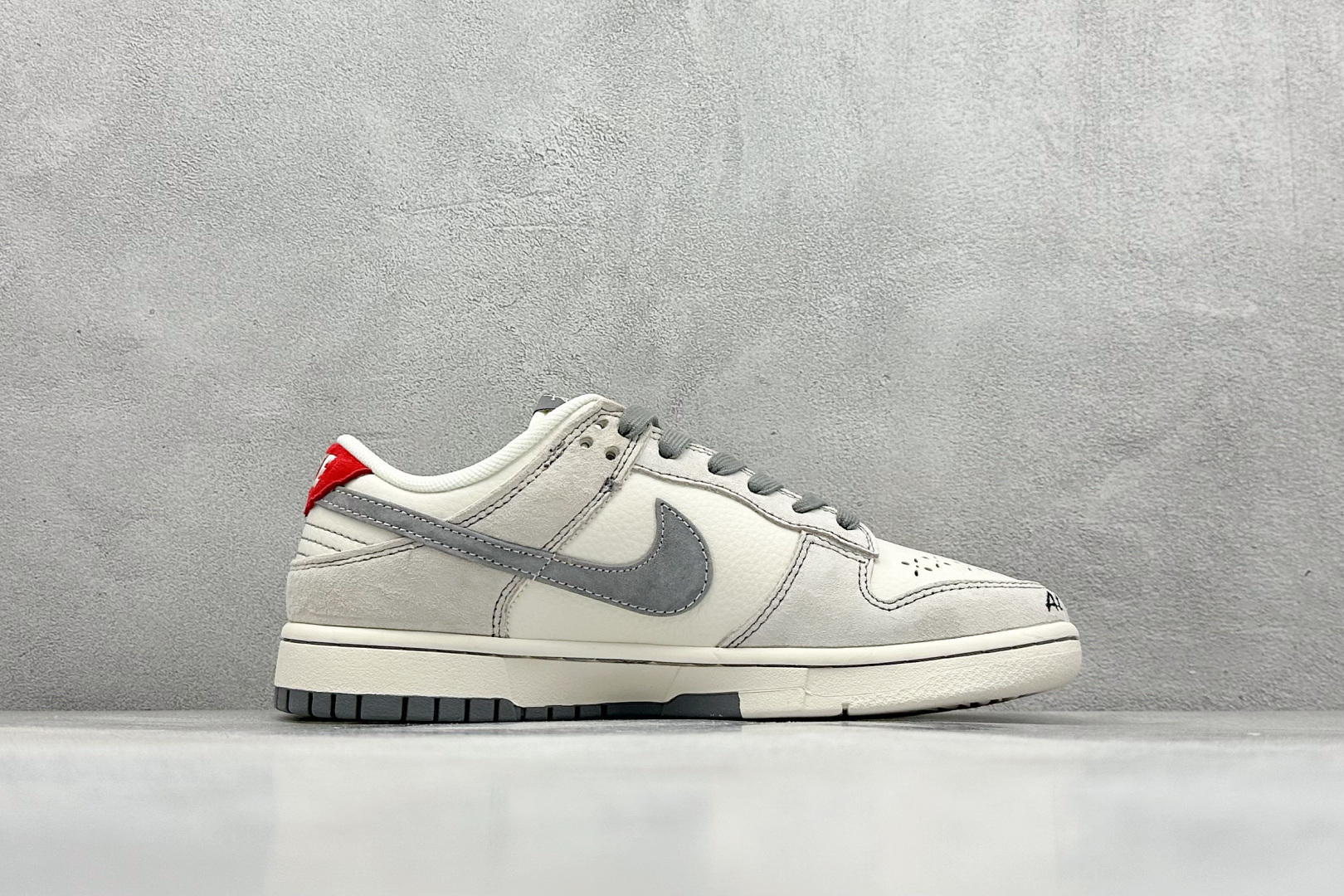 图片[2]-XC版Nike SB Dunk Low x Supreme x Stussy 米灰红双小钩 纯原大厂出品 极力推荐 原装头层材料 独家版型蒸餾加工 帶來的是更好的视觉和脚感体验 大厂纯原品质出货 清洁度 电绣工艺 皮料切割干净无任何毛边 细节完美 货号：MM1089 033 尺码：36 36.5 37.5 38 38.5 39 40 40.5 41 42 42.5 43 44 44.5 45-选品中心