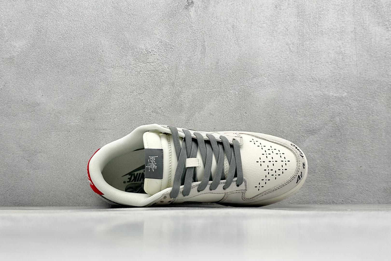 图片[3]-XC版Nike SB Dunk Low x Supreme x Stussy 米灰红双小钩 纯原大厂出品 极力推荐 原装头层材料 独家版型蒸餾加工 帶來的是更好的视觉和脚感体验 大厂纯原品质出货 清洁度 电绣工艺 皮料切割干净无任何毛边 细节完美 货号：MM1089 033 尺码：36 36.5 37.5 38 38.5 39 40 40.5 41 42 42.5 43 44 44.5 45-选品中心