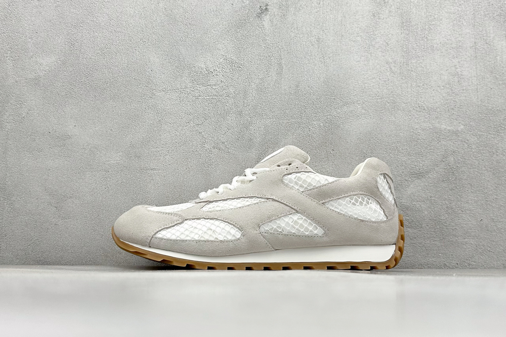 BF版 BOTTEGA VENETA Orbit Runner BV葆蝶家时尚休闲鞋 原版开发 一比一打造 相似度百分之99以上 市场一梯队级别品质 区别市场任何标文顶级品质版本 采用轻质科技网布面料 搭配几何图案设计橡胶外底 王炸系列 高版本 认准套包工艺 实际增高很多哦 还是一样显腿细非常nice 耐玩耐造 对标对版 套包鞋工艺 认准高版本 大底选用拼色TPU大底 配置原版包装 尺码：35-45-选品中心