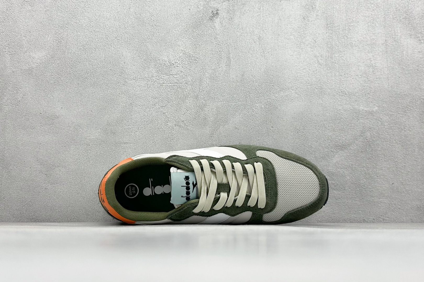 图片[3]-Diadora Camaro 迪亚多织物牛反绒复古跑鞋   #CAMARO系列的灵感来源于1985年的运动型录，复古跑鞋的造型，EVA 减震中底加持的舒适感，鞋身有设计感的撞色，以及不同材质的拼接，是它的亮点。  尺码：40 40.5 41 42 42.5 43 44 45-选品中心