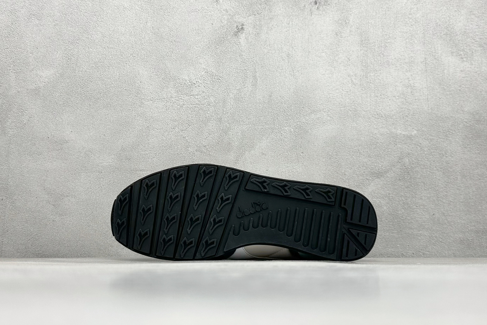 图片[4]-Diadora Camaro 迪亚多织物牛反绒复古跑鞋   #CAMARO系列的灵感来源于1985年的运动型录，复古跑鞋的造型，EVA 减震中底加持的舒适感，鞋身有设计感的撞色，以及不同材质的拼接，是它的亮点。  尺码：40 40.5 41 42 42.5 43 44 45-选品中心