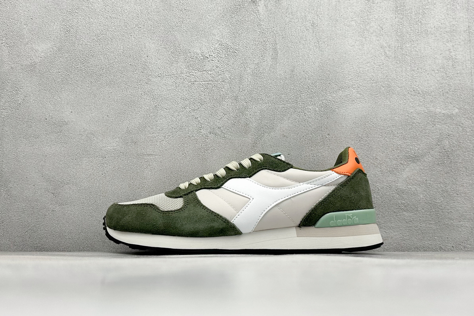 Diadora Camaro 迪亚多织物牛反绒复古跑鞋   #CAMARO系列的灵感来源于1985年的运动型录，复古跑鞋的造型，EVA 减震中底加持的舒适感，鞋身有设计感的撞色，以及不同材质的拼接，是它的亮点。  尺码：40 40.5 41 42 42.5 43 44 45-选品中心