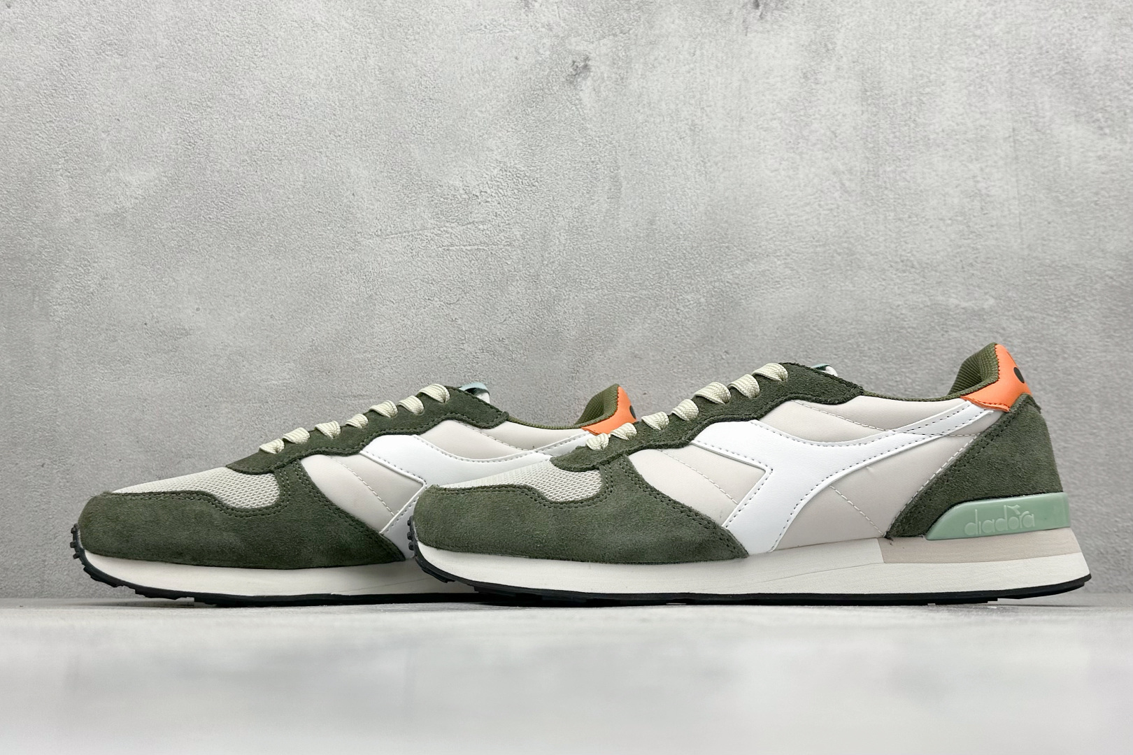 图片[5]-Diadora Camaro 迪亚多织物牛反绒复古跑鞋   #CAMARO系列的灵感来源于1985年的运动型录，复古跑鞋的造型，EVA 减震中底加持的舒适感，鞋身有设计感的撞色，以及不同材质的拼接，是它的亮点。  尺码：40 40.5 41 42 42.5 43 44 45-选品中心