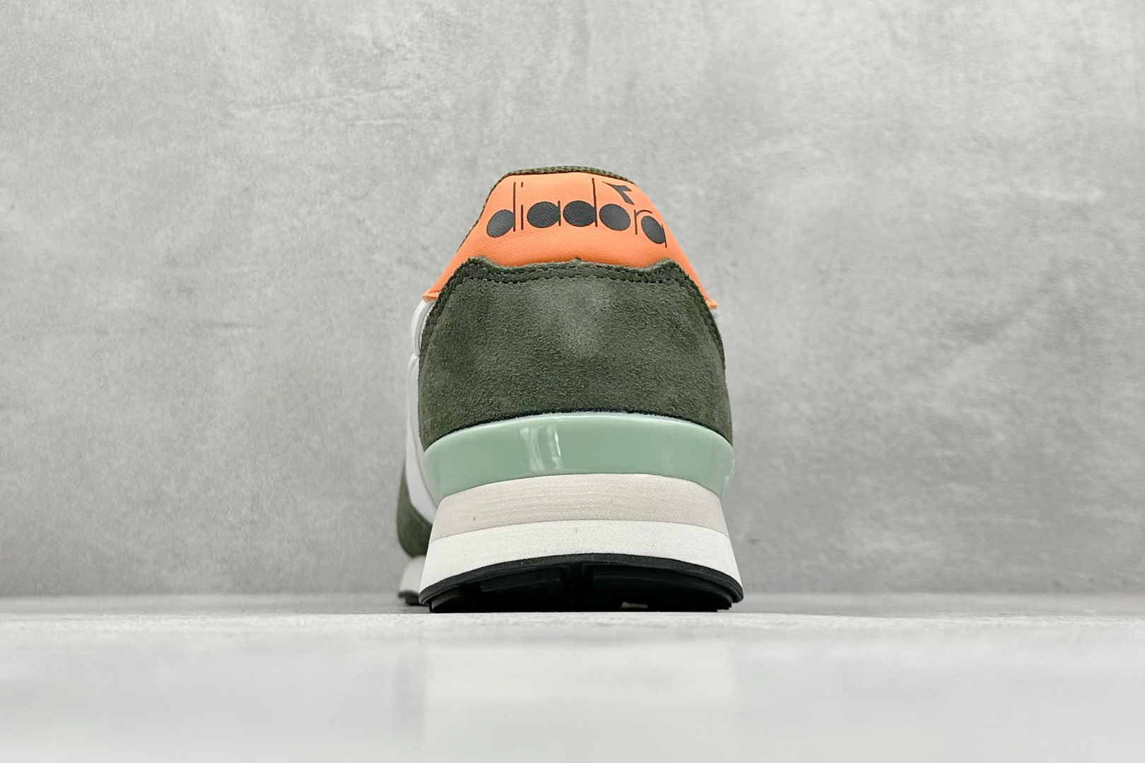 图片[6]-Diadora Camaro 迪亚多织物牛反绒复古跑鞋   #CAMARO系列的灵感来源于1985年的运动型录，复古跑鞋的造型，EVA 减震中底加持的舒适感，鞋身有设计感的撞色，以及不同材质的拼接，是它的亮点。  尺码：40 40.5 41 42 42.5 43 44 45-选品中心