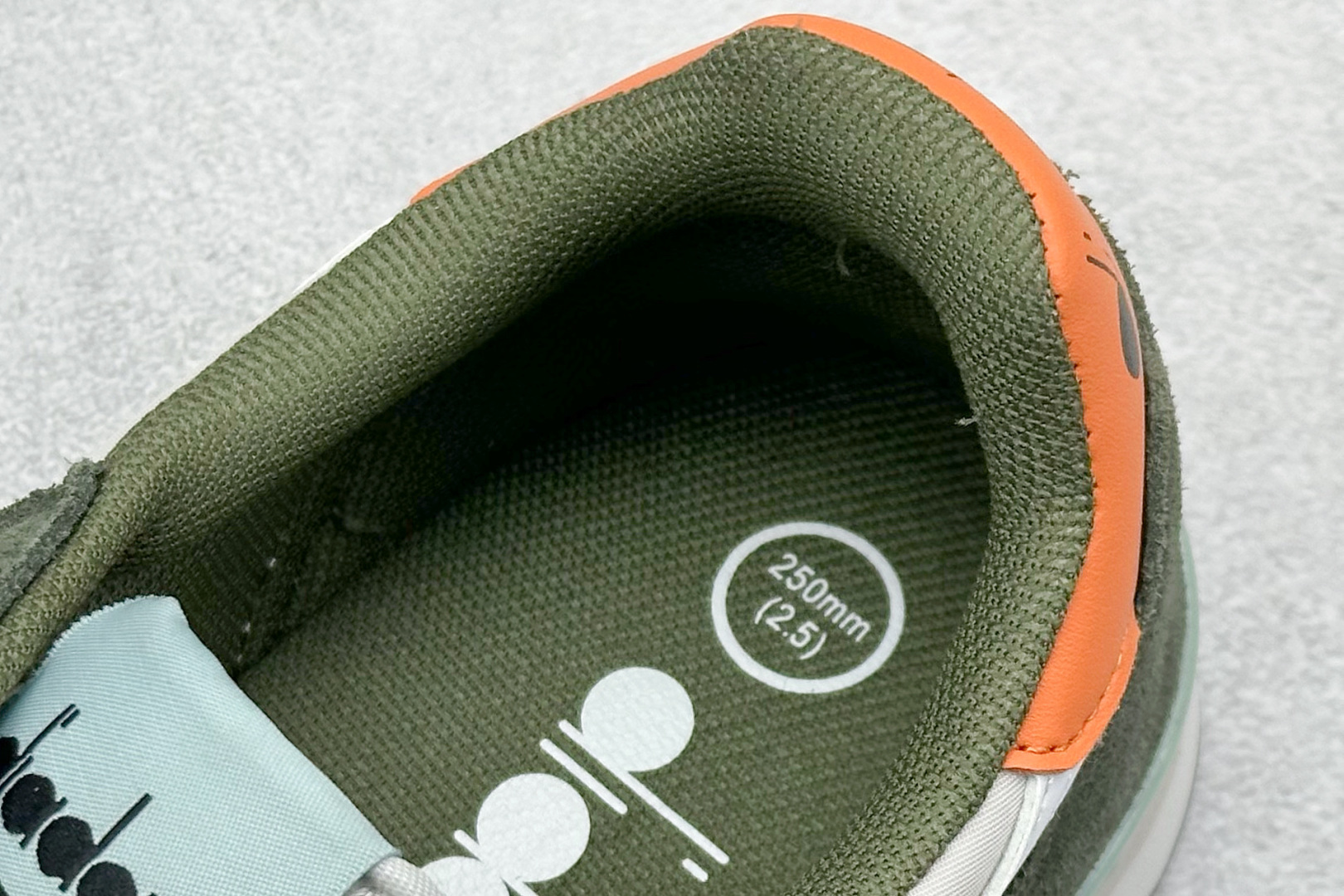 图片[8]-Diadora Camaro 迪亚多织物牛反绒复古跑鞋   #CAMARO系列的灵感来源于1985年的运动型录，复古跑鞋的造型，EVA 减震中底加持的舒适感，鞋身有设计感的撞色，以及不同材质的拼接，是它的亮点。  尺码：40 40.5 41 42 42.5 43 44 45-选品中心