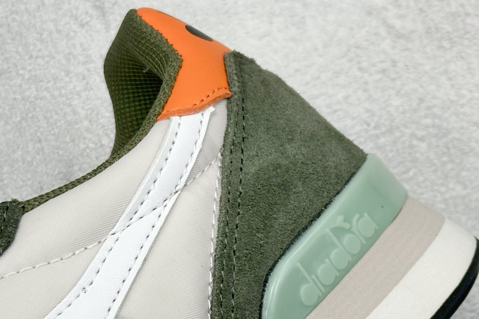 图片[9]-Diadora Camaro 迪亚多织物牛反绒复古跑鞋   #CAMARO系列的灵感来源于1985年的运动型录，复古跑鞋的造型，EVA 减震中底加持的舒适感，鞋身有设计感的撞色，以及不同材质的拼接，是它的亮点。  尺码：40 40.5 41 42 42.5 43 44 45-选品中心