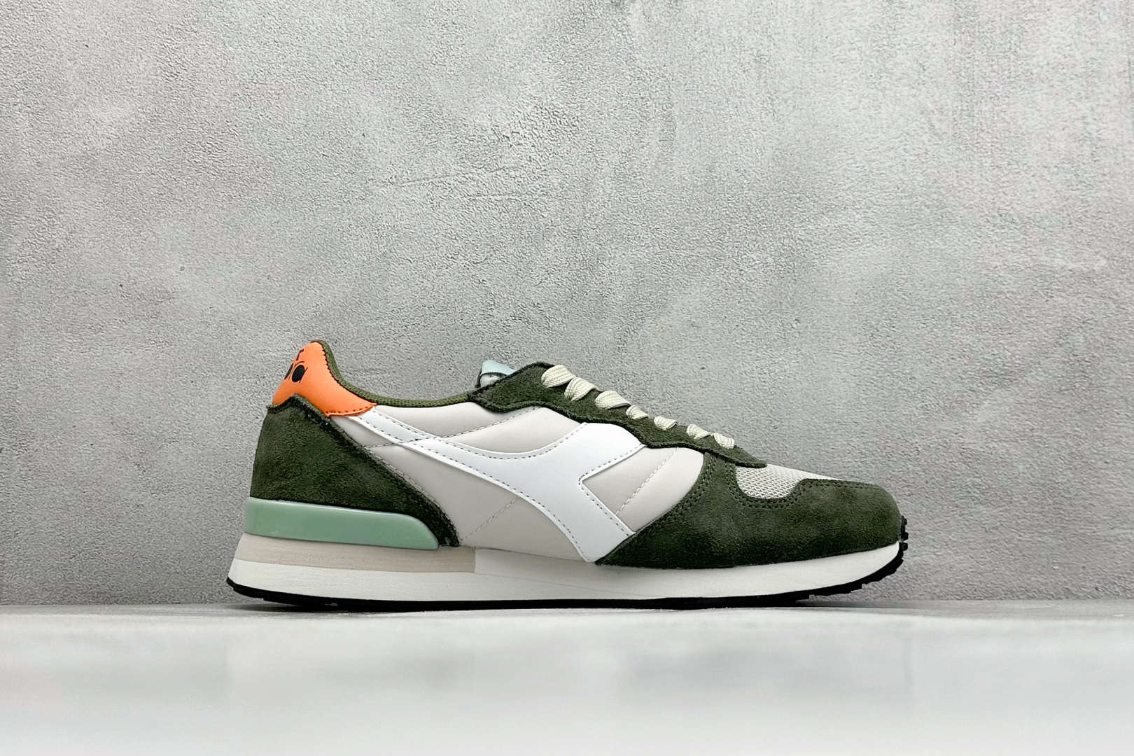 图片[2]-Diadora Camaro 迪亚多织物牛反绒复古跑鞋   #CAMARO系列的灵感来源于1985年的运动型录，复古跑鞋的造型，EVA 减震中底加持的舒适感，鞋身有设计感的撞色，以及不同材质的拼接，是它的亮点。  尺码：40 40.5 41 42 42.5 43 44 45-选品中心