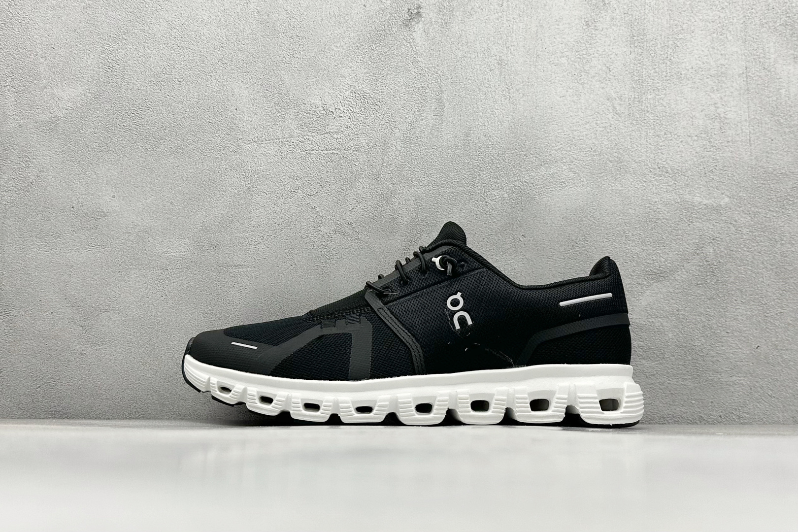 On昂跑 Cloud 6 低帮轻量舒适多功能休闲运动鞋 采用工程飞织网布组合再生聚酯纤维鞋面材质搭载独家隐藏速度中板 镂空CloudTec科技泡棉缓震中底 黑科技跑出圈的时尚运动新宠 尺码：36-45-选品中心