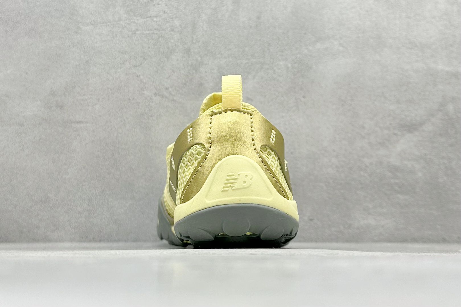 图片[6]-New Balance NB MT10O 舒适时尚 减震耐磨 低帮 生活休闲鞋 ▪️New Balance MT10O休闲鞋是一款由New Balance与日本时尚品牌（ISSEY MIYAKE）携手打造的联名鞋款。MT10O的设计灵感源自“感官身体和赤足运动”的概念，旨在还原赤足行走的感受。它模仿脚的形状，降低了脚的高度和体积，同时保留了越野跑的元素。鞋面采用轻质网布与柔软皮革相结合，既保证了透气性，又增添了质感。细绳鞋带的设计简约而不失时尚感。鞋底采用Vibram橡胶大底，赋予卓越的抓地力，适合多种地形穿着。中底采用薄薄的缓冲层，提供舒适的穿着体验。鞋身紧贴脚面，形成良好的包裹性，减少脚在鞋内的移动与摩擦。4毫米的低坡差设计更适合自然的中足落地方式，尽可能贴近地面，让穿着者能够更贴近地面，感受大自然的每一丝呼吸。 货号：MT10OMB 尺码：36-40-选品中心