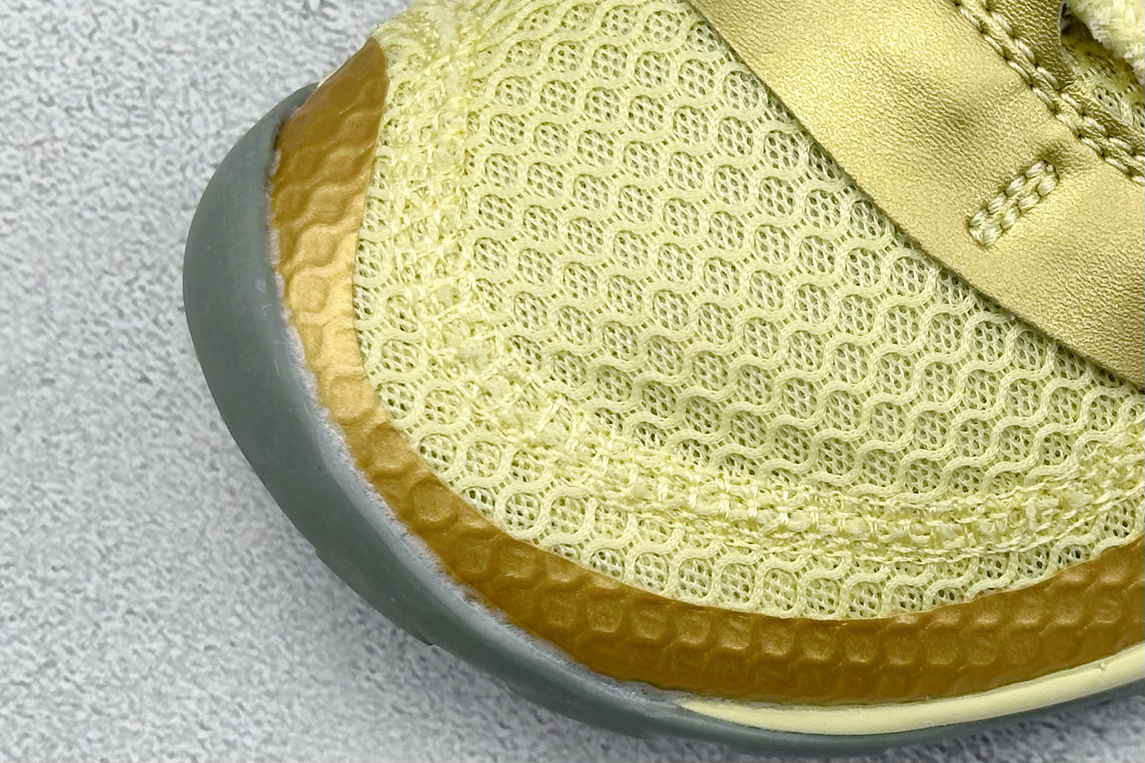 图片[7]-New Balance NB MT10O 舒适时尚 减震耐磨 低帮 生活休闲鞋 ▪️New Balance MT10O休闲鞋是一款由New Balance与日本时尚品牌（ISSEY MIYAKE）携手打造的联名鞋款。MT10O的设计灵感源自“感官身体和赤足运动”的概念，旨在还原赤足行走的感受。它模仿脚的形状，降低了脚的高度和体积，同时保留了越野跑的元素。鞋面采用轻质网布与柔软皮革相结合，既保证了透气性，又增添了质感。细绳鞋带的设计简约而不失时尚感。鞋底采用Vibram橡胶大底，赋予卓越的抓地力，适合多种地形穿着。中底采用薄薄的缓冲层，提供舒适的穿着体验。鞋身紧贴脚面，形成良好的包裹性，减少脚在鞋内的移动与摩擦。4毫米的低坡差设计更适合自然的中足落地方式，尽可能贴近地面，让穿着者能够更贴近地面，感受大自然的每一丝呼吸。 货号：MT10OMB 尺码：36-40-选品中心