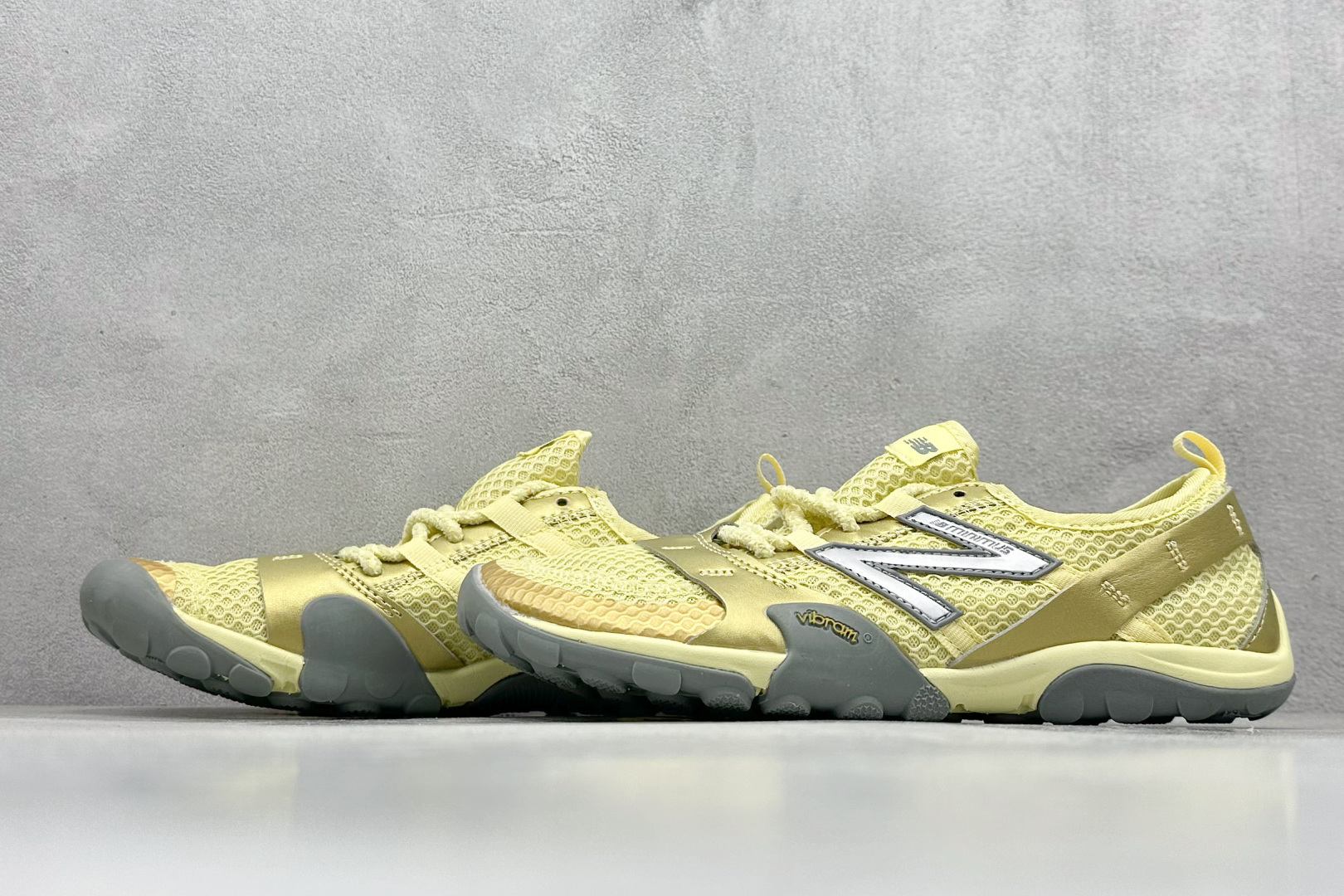 图片[5]-New Balance NB MT10O 舒适时尚 减震耐磨 低帮 生活休闲鞋 ▪️New Balance MT10O休闲鞋是一款由New Balance与日本时尚品牌（ISSEY MIYAKE）携手打造的联名鞋款。MT10O的设计灵感源自“感官身体和赤足运动”的概念，旨在还原赤足行走的感受。它模仿脚的形状，降低了脚的高度和体积，同时保留了越野跑的元素。鞋面采用轻质网布与柔软皮革相结合，既保证了透气性，又增添了质感。细绳鞋带的设计简约而不失时尚感。鞋底采用Vibram橡胶大底，赋予卓越的抓地力，适合多种地形穿着。中底采用薄薄的缓冲层，提供舒适的穿着体验。鞋身紧贴脚面，形成良好的包裹性，减少脚在鞋内的移动与摩擦。4毫米的低坡差设计更适合自然的中足落地方式，尽可能贴近地面，让穿着者能够更贴近地面，感受大自然的每一丝呼吸。 货号：MT10OMB 尺码：36-40-选品中心