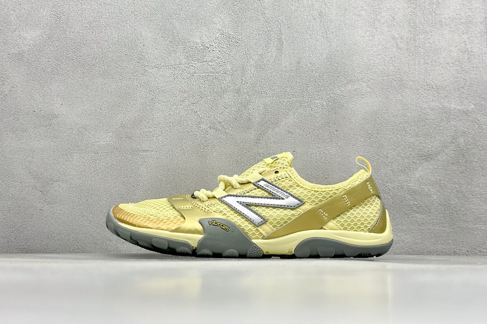 New Balance NB MT10O 舒适时尚 减震耐磨 低帮 生活休闲鞋 ▪️New Balance MT10O休闲鞋是一款由New Balance与日本时尚品牌（ISSEY MIYAKE）携手打造的联名鞋款。MT10O的设计灵感源自“感官身体和赤足运动”的概念，旨在还原赤足行走的感受。它模仿脚的形状，降低了脚的高度和体积，同时保留了越野跑的元素。鞋面采用轻质网布与柔软皮革相结合，既保证了透气性，又增添了质感。细绳鞋带的设计简约而不失时尚感。鞋底采用Vibram橡胶大底，赋予卓越的抓地力，适合多种地形穿着。中底采用薄薄的缓冲层，提供舒适的穿着体验。鞋身紧贴脚面，形成良好的包裹性，减少脚在鞋内的移动与摩擦。4毫米的低坡差设计更适合自然的中足落地方式，尽可能贴近地面，让穿着者能够更贴近地面，感受大自然的每一丝呼吸。 货号：MT10OMB 尺码：36-40-选品中心