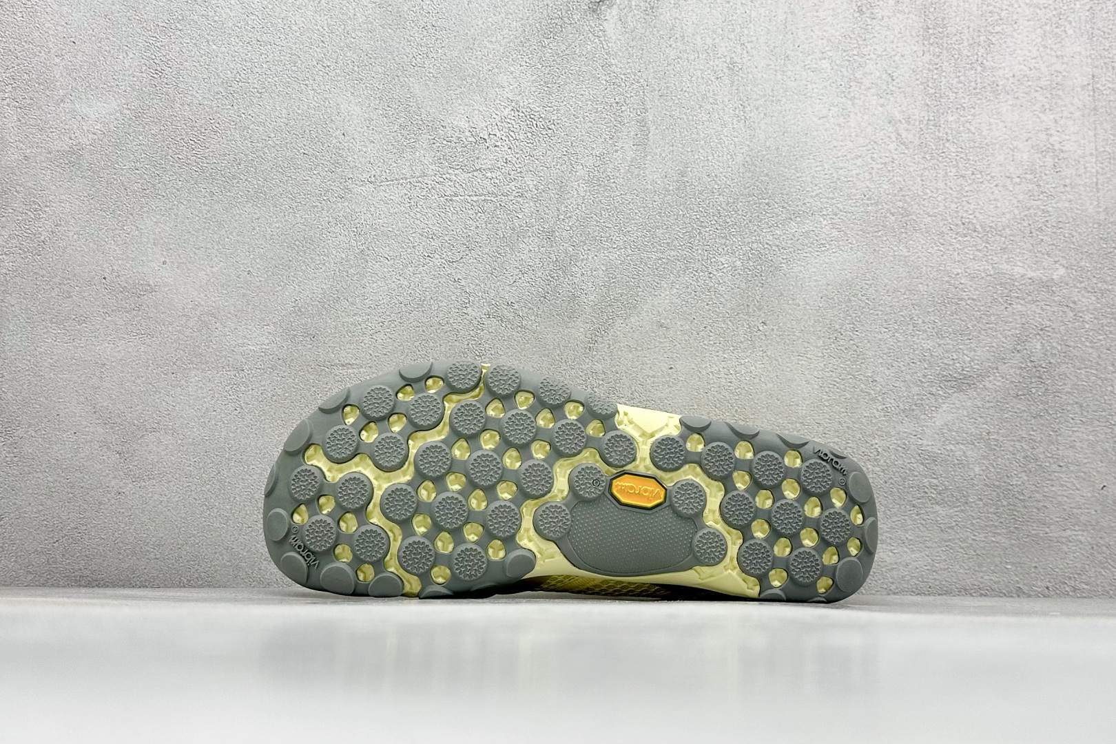 图片[4]-New Balance NB MT10O 舒适时尚 减震耐磨 低帮 生活休闲鞋 ▪️New Balance MT10O休闲鞋是一款由New Balance与日本时尚品牌（ISSEY MIYAKE）携手打造的联名鞋款。MT10O的设计灵感源自“感官身体和赤足运动”的概念，旨在还原赤足行走的感受。它模仿脚的形状，降低了脚的高度和体积，同时保留了越野跑的元素。鞋面采用轻质网布与柔软皮革相结合，既保证了透气性，又增添了质感。细绳鞋带的设计简约而不失时尚感。鞋底采用Vibram橡胶大底，赋予卓越的抓地力，适合多种地形穿着。中底采用薄薄的缓冲层，提供舒适的穿着体验。鞋身紧贴脚面，形成良好的包裹性，减少脚在鞋内的移动与摩擦。4毫米的低坡差设计更适合自然的中足落地方式，尽可能贴近地面，让穿着者能够更贴近地面，感受大自然的每一丝呼吸。 货号：MT10OMB 尺码：36-40-选品中心