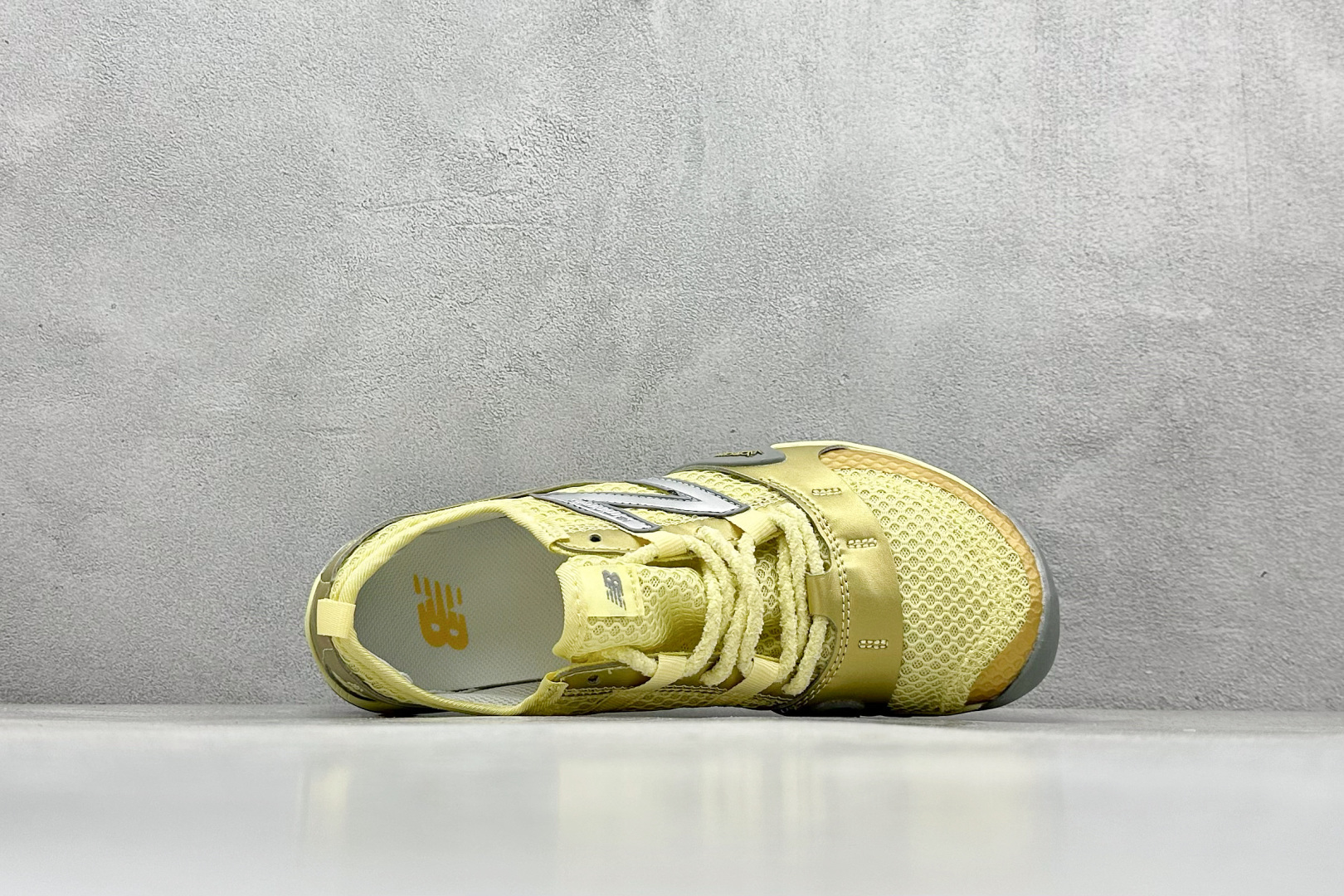 图片[3]-New Balance NB MT10O 舒适时尚 减震耐磨 低帮 生活休闲鞋 ▪️New Balance MT10O休闲鞋是一款由New Balance与日本时尚品牌（ISSEY MIYAKE）携手打造的联名鞋款。MT10O的设计灵感源自“感官身体和赤足运动”的概念，旨在还原赤足行走的感受。它模仿脚的形状，降低了脚的高度和体积，同时保留了越野跑的元素。鞋面采用轻质网布与柔软皮革相结合，既保证了透气性，又增添了质感。细绳鞋带的设计简约而不失时尚感。鞋底采用Vibram橡胶大底，赋予卓越的抓地力，适合多种地形穿着。中底采用薄薄的缓冲层，提供舒适的穿着体验。鞋身紧贴脚面，形成良好的包裹性，减少脚在鞋内的移动与摩擦。4毫米的低坡差设计更适合自然的中足落地方式，尽可能贴近地面，让穿着者能够更贴近地面，感受大自然的每一丝呼吸。 货号：MT10OMB 尺码：36-40-选品中心