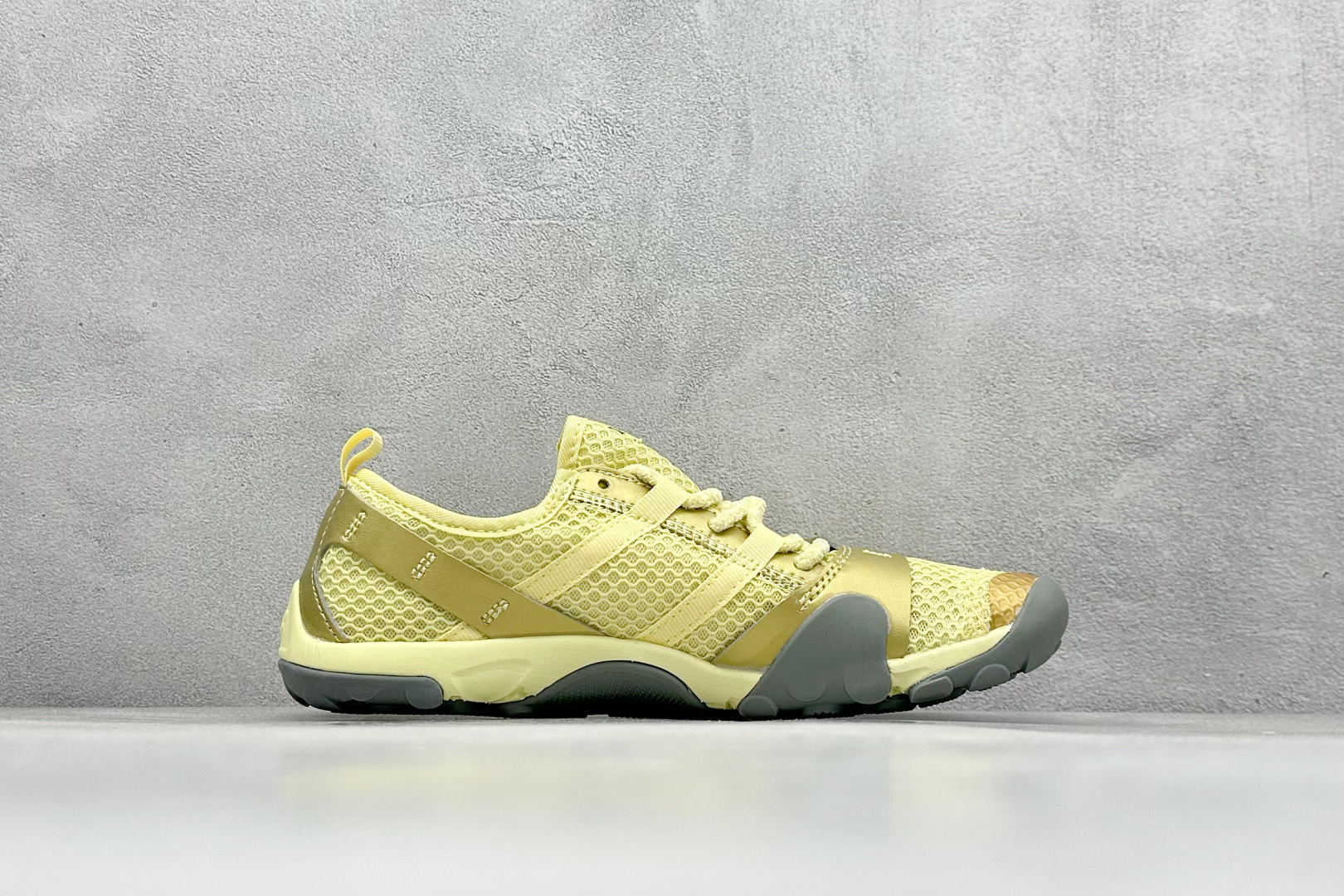 图片[2]-New Balance NB MT10O 舒适时尚 减震耐磨 低帮 生活休闲鞋 ▪️New Balance MT10O休闲鞋是一款由New Balance与日本时尚品牌（ISSEY MIYAKE）携手打造的联名鞋款。MT10O的设计灵感源自“感官身体和赤足运动”的概念，旨在还原赤足行走的感受。它模仿脚的形状，降低了脚的高度和体积，同时保留了越野跑的元素。鞋面采用轻质网布与柔软皮革相结合，既保证了透气性，又增添了质感。细绳鞋带的设计简约而不失时尚感。鞋底采用Vibram橡胶大底，赋予卓越的抓地力，适合多种地形穿着。中底采用薄薄的缓冲层，提供舒适的穿着体验。鞋身紧贴脚面，形成良好的包裹性，减少脚在鞋内的移动与摩擦。4毫米的低坡差设计更适合自然的中足落地方式，尽可能贴近地面，让穿着者能够更贴近地面，感受大自然的每一丝呼吸。 货号：MT10OMB 尺码：36-40-选品中心