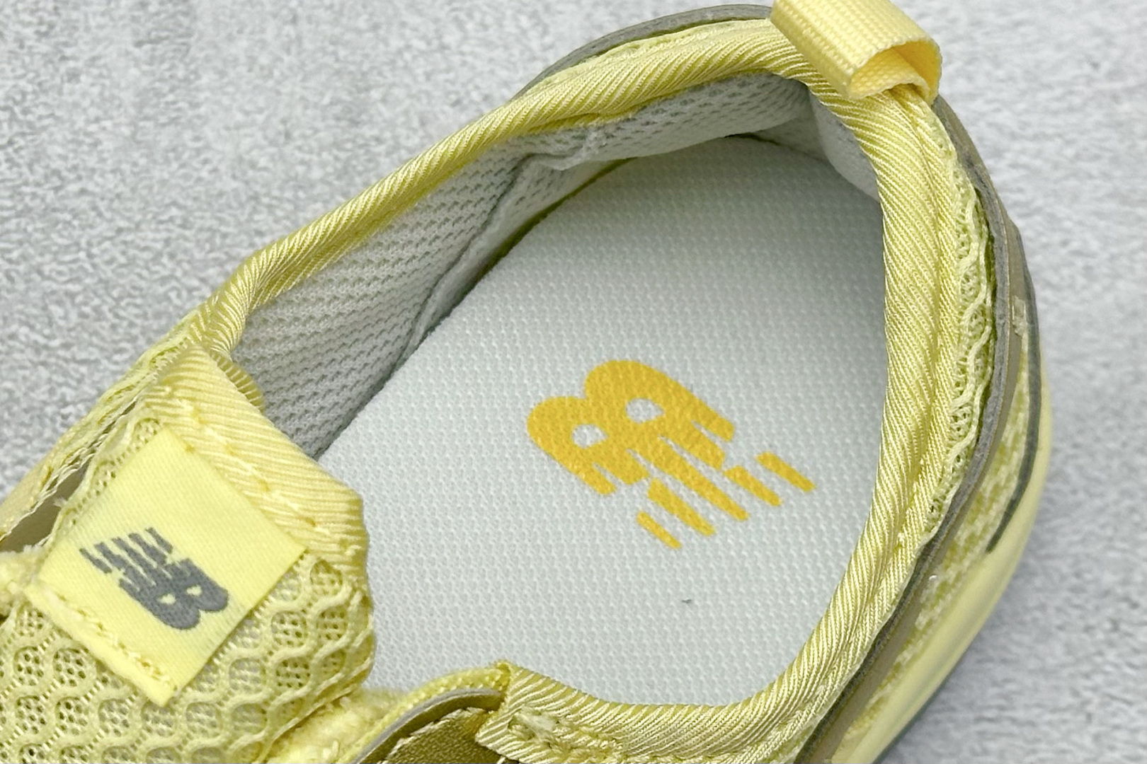 图片[8]-New Balance NB MT10O 舒适时尚 减震耐磨 低帮 生活休闲鞋 ▪️New Balance MT10O休闲鞋是一款由New Balance与日本时尚品牌（ISSEY MIYAKE）携手打造的联名鞋款。MT10O的设计灵感源自“感官身体和赤足运动”的概念，旨在还原赤足行走的感受。它模仿脚的形状，降低了脚的高度和体积，同时保留了越野跑的元素。鞋面采用轻质网布与柔软皮革相结合，既保证了透气性，又增添了质感。细绳鞋带的设计简约而不失时尚感。鞋底采用Vibram橡胶大底，赋予卓越的抓地力，适合多种地形穿着。中底采用薄薄的缓冲层，提供舒适的穿着体验。鞋身紧贴脚面，形成良好的包裹性，减少脚在鞋内的移动与摩擦。4毫米的低坡差设计更适合自然的中足落地方式，尽可能贴近地面，让穿着者能够更贴近地面，感受大自然的每一丝呼吸。 货号：MT10OMB 尺码：36-40-选品中心