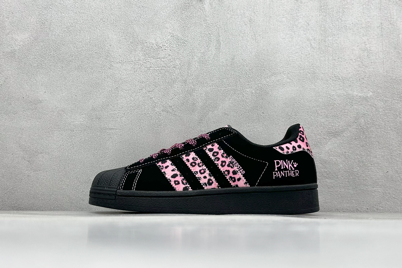 AD Originals Superstar x PINK PANTHER 黑粉 采用全新头层拼接皮革材质 后跟采用特色3D立体印字 渠道正品订单 诠释市场最高工艺水平 全鞋进口头层皮料打造 区别市面普通真标版本，进出专柜无压力 货号：AD8018 尺码：36-45-选品中心