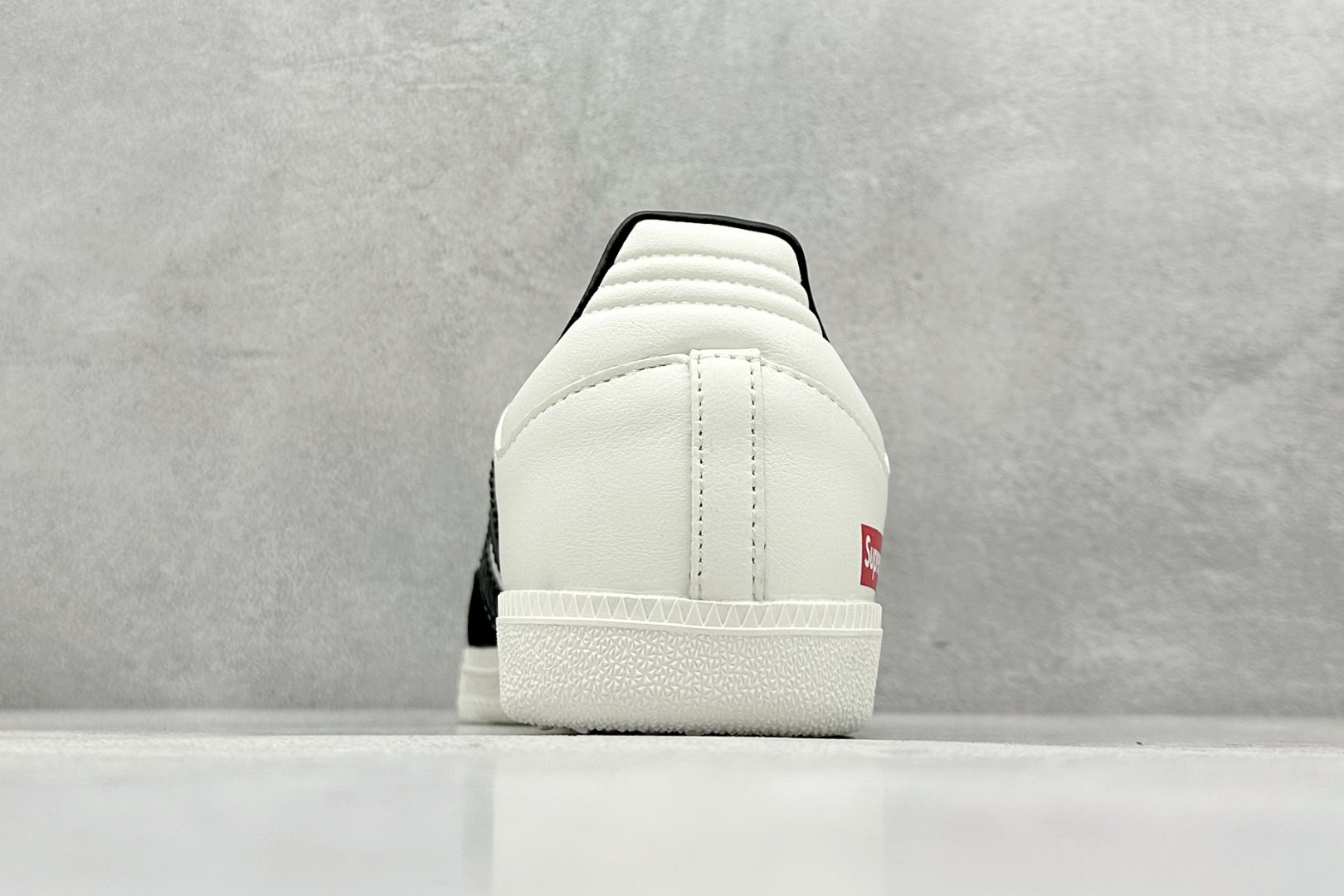 图片[6]-adidas originals Samba OG x Supreme 黑白 桑巴舞系列复古经典轻便板鞋 此款以简约大方的造型设计 给人以随性休闲的时尚格调 穿着舒适轻便，运动灵活自如 满足日常个性穿搭 货号：GJ75807 尺码：36 36.5 37 38 38.5 39 40 40.5 41 42 42.5 43 44 44.5 45-选品中心