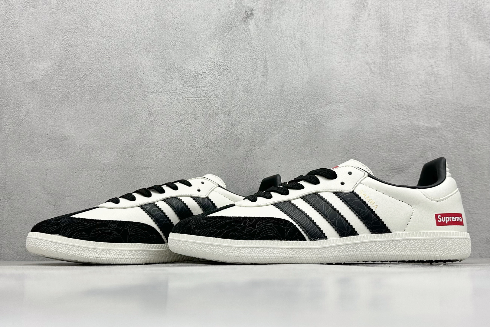 图片[5]-adidas originals Samba OG x Supreme 黑白 桑巴舞系列复古经典轻便板鞋 此款以简约大方的造型设计 给人以随性休闲的时尚格调 穿着舒适轻便，运动灵活自如 满足日常个性穿搭 货号：GJ75807 尺码：36 36.5 37 38 38.5 39 40 40.5 41 42 42.5 43 44 44.5 45-选品中心