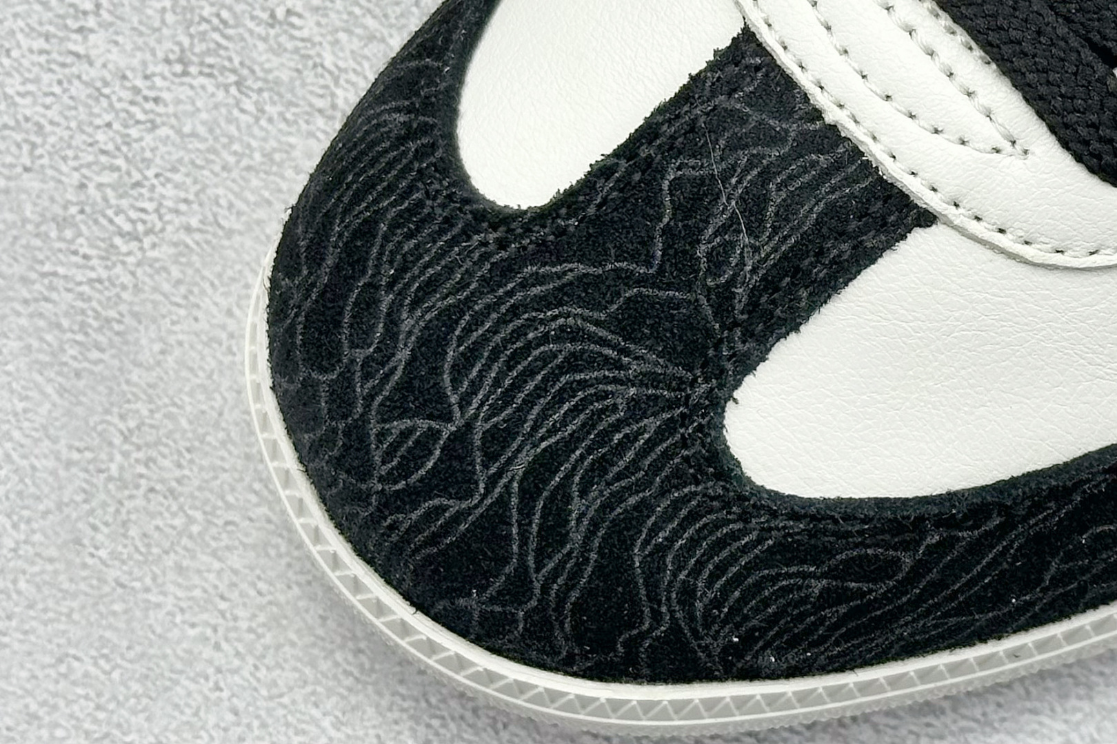 图片[7]-adidas originals Samba OG x Supreme 黑白 桑巴舞系列复古经典轻便板鞋 此款以简约大方的造型设计 给人以随性休闲的时尚格调 穿着舒适轻便，运动灵活自如 满足日常个性穿搭 货号：GJ75807 尺码：36 36.5 37 38 38.5 39 40 40.5 41 42 42.5 43 44 44.5 45-选品中心