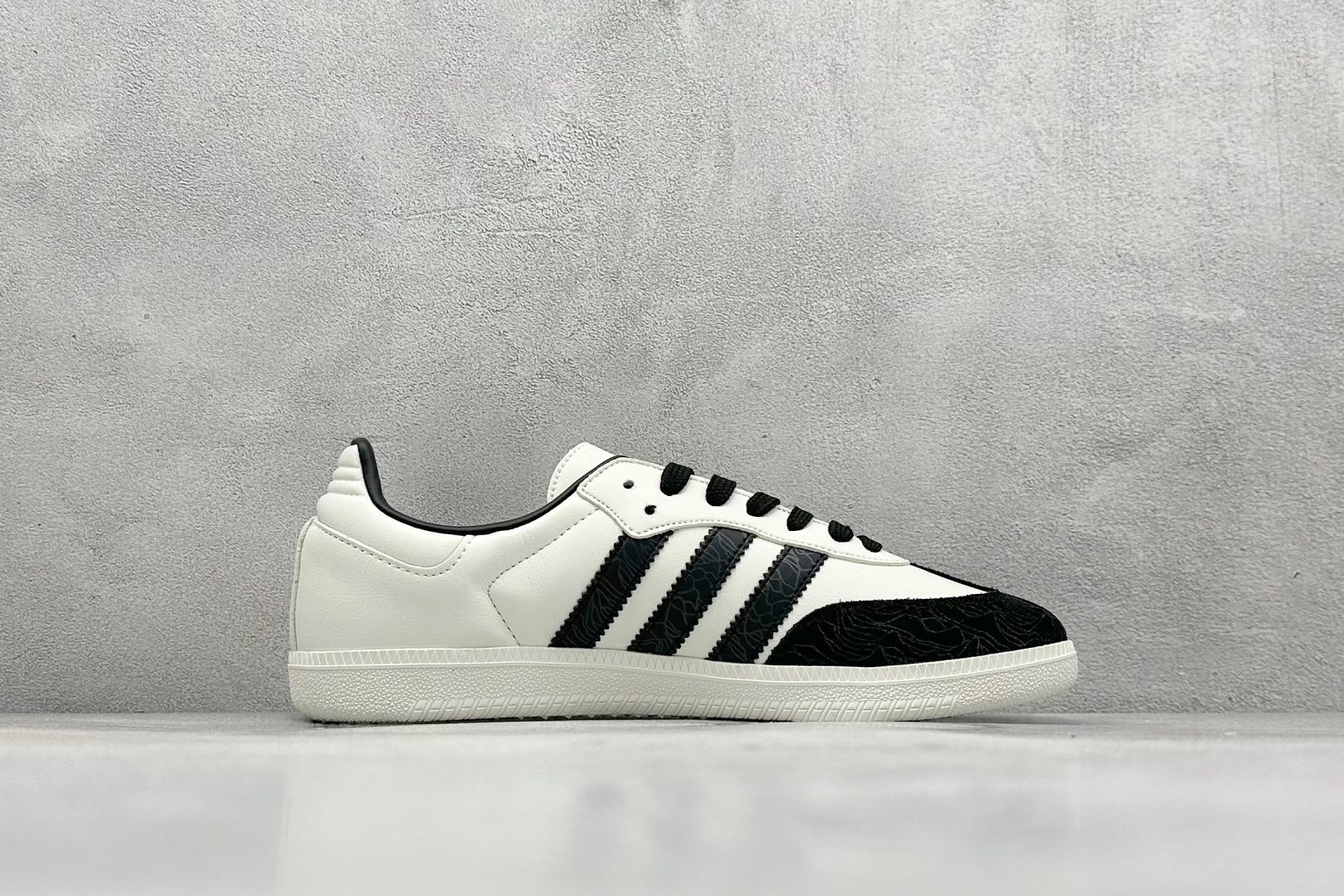 图片[2]-adidas originals Samba OG x Supreme 黑白 桑巴舞系列复古经典轻便板鞋 此款以简约大方的造型设计 给人以随性休闲的时尚格调 穿着舒适轻便，运动灵活自如 满足日常个性穿搭 货号：GJ75807 尺码：36 36.5 37 38 38.5 39 40 40.5 41 42 42.5 43 44 44.5 45-选品中心