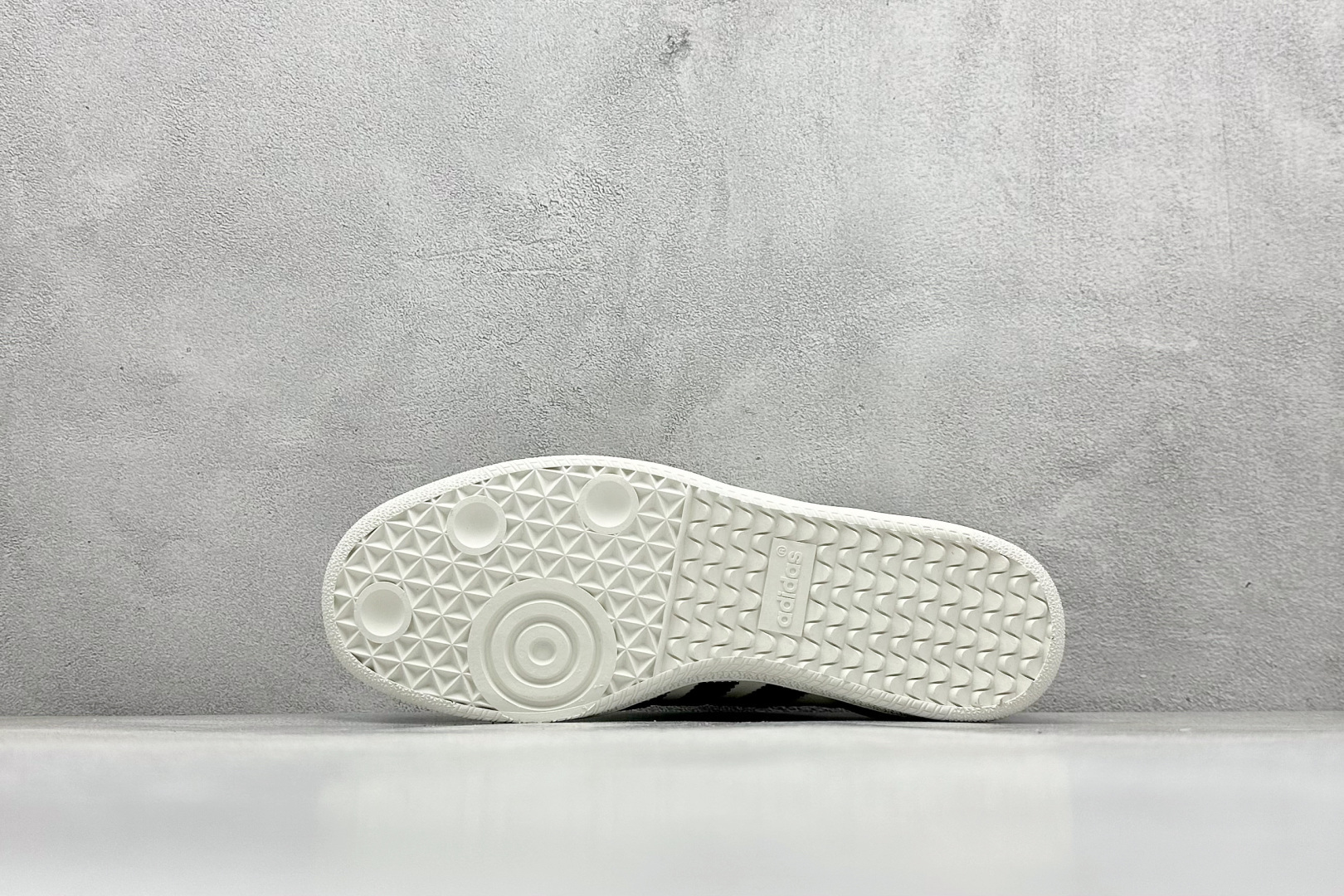 图片[4]-adidas originals Samba OG x Supreme 黑白 桑巴舞系列复古经典轻便板鞋 此款以简约大方的造型设计 给人以随性休闲的时尚格调 穿着舒适轻便，运动灵活自如 满足日常个性穿搭 货号：GJ75807 尺码：36 36.5 37 38 38.5 39 40 40.5 41 42 42.5 43 44 44.5 45-选品中心