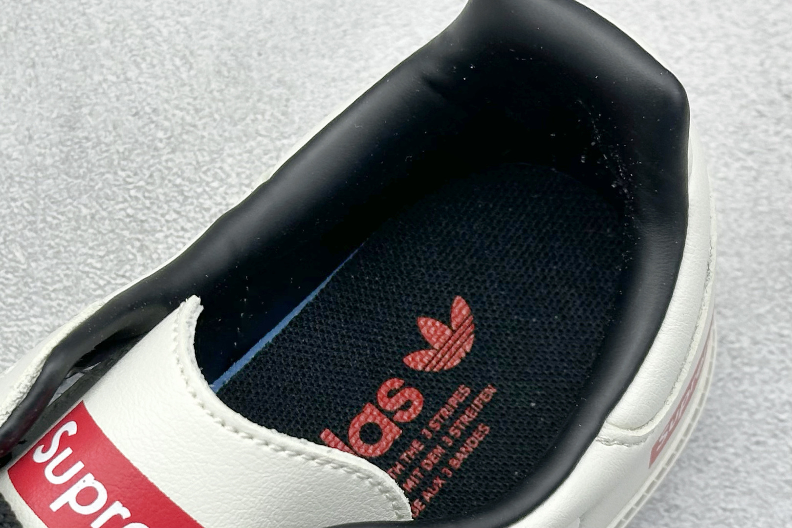 图片[8]-adidas originals Samba OG x Supreme 黑白 桑巴舞系列复古经典轻便板鞋 此款以简约大方的造型设计 给人以随性休闲的时尚格调 穿着舒适轻便，运动灵活自如 满足日常个性穿搭 货号：GJ75807 尺码：36 36.5 37 38 38.5 39 40 40.5 41 42 42.5 43 44 44.5 45-选品中心