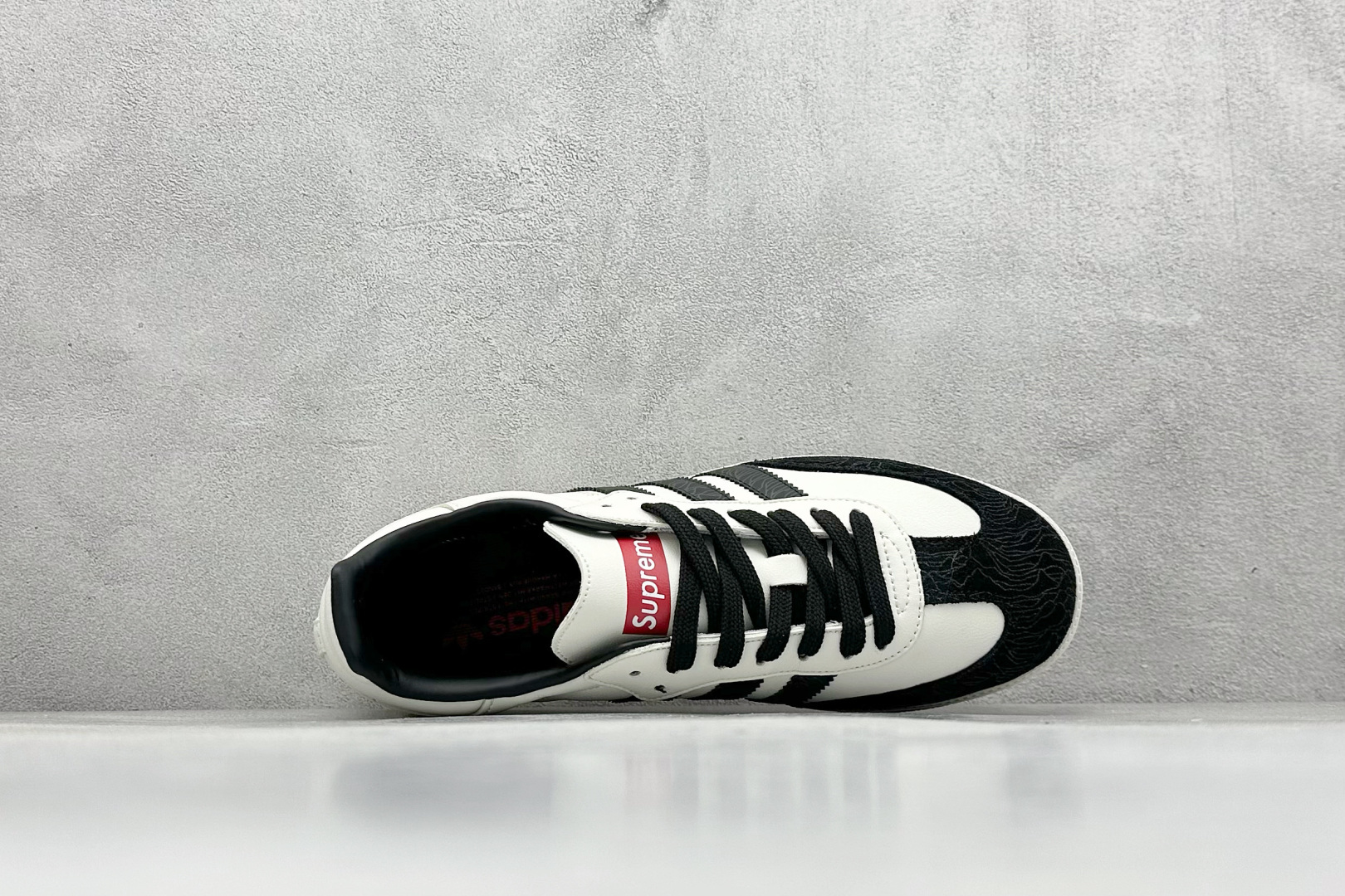 图片[3]-adidas originals Samba OG x Supreme 黑白 桑巴舞系列复古经典轻便板鞋 此款以简约大方的造型设计 给人以随性休闲的时尚格调 穿着舒适轻便，运动灵活自如 满足日常个性穿搭 货号：GJ75807 尺码：36 36.5 37 38 38.5 39 40 40.5 41 42 42.5 43 44 44.5 45-选品中心