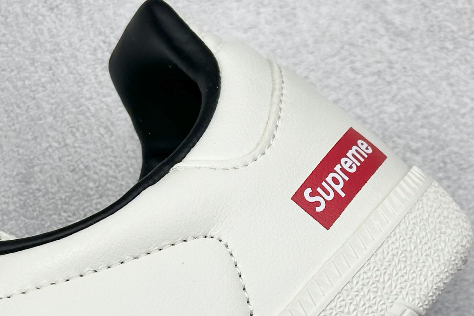 图片[9]-adidas originals Samba OG x Supreme 黑白 桑巴舞系列复古经典轻便板鞋 此款以简约大方的造型设计 给人以随性休闲的时尚格调 穿着舒适轻便，运动灵活自如 满足日常个性穿搭 货号：GJ75807 尺码：36 36.5 37 38 38.5 39 40 40.5 41 42 42.5 43 44 44.5 45-选品中心