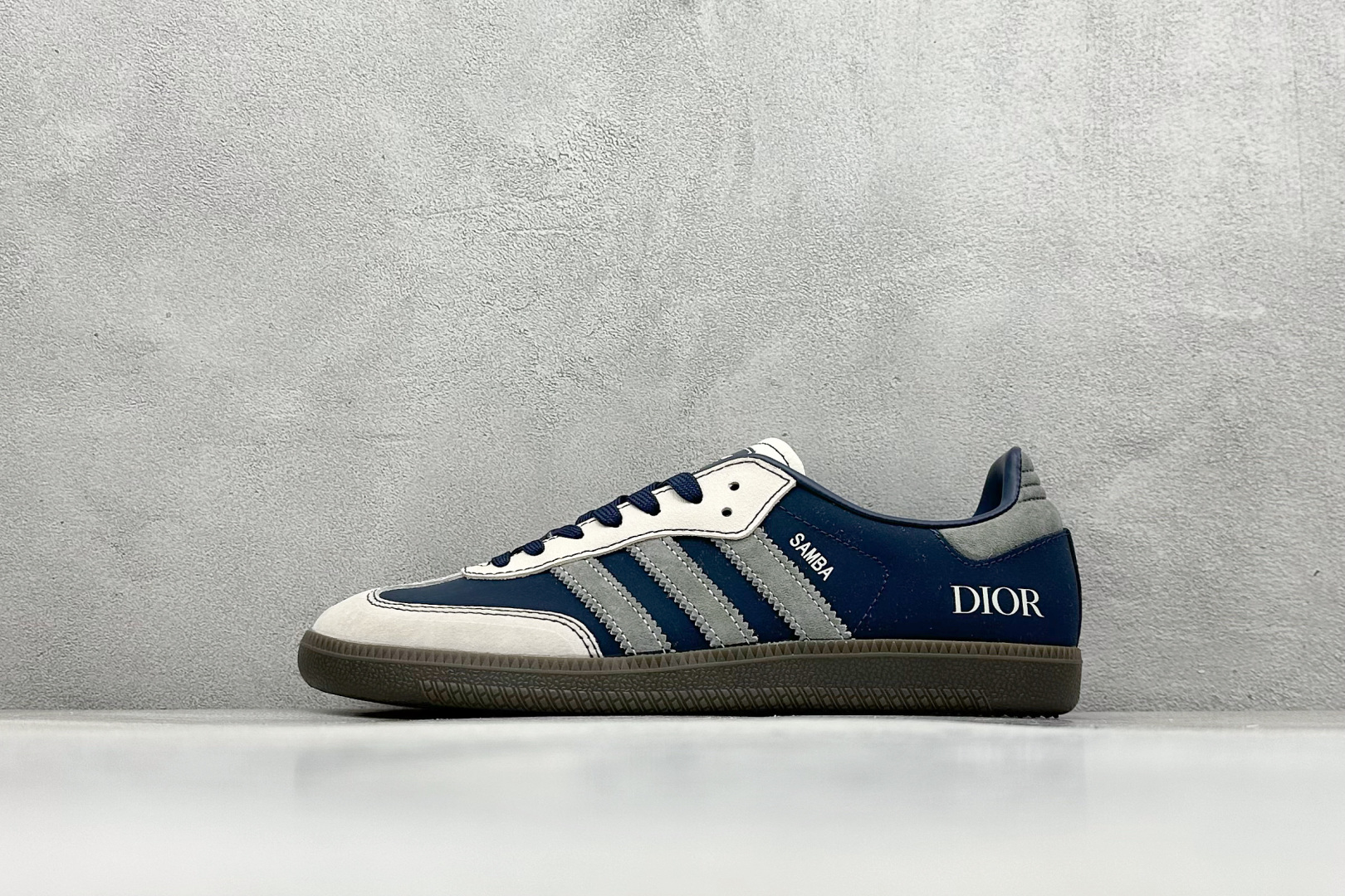 adidas originals Samba OG x DIOR 棕黑 桑巴舞系列复古经典轻便板鞋 此款以简约大方的造型设计 给人以随性休闲的时尚格调 穿着舒适轻便，运动灵活自如 满足日常个性穿搭 货号：DX0007 尺码：36 36.5 37 38 38.5 39 40 40.5 41 42 42.5 43 44 44.5 45-选品中心