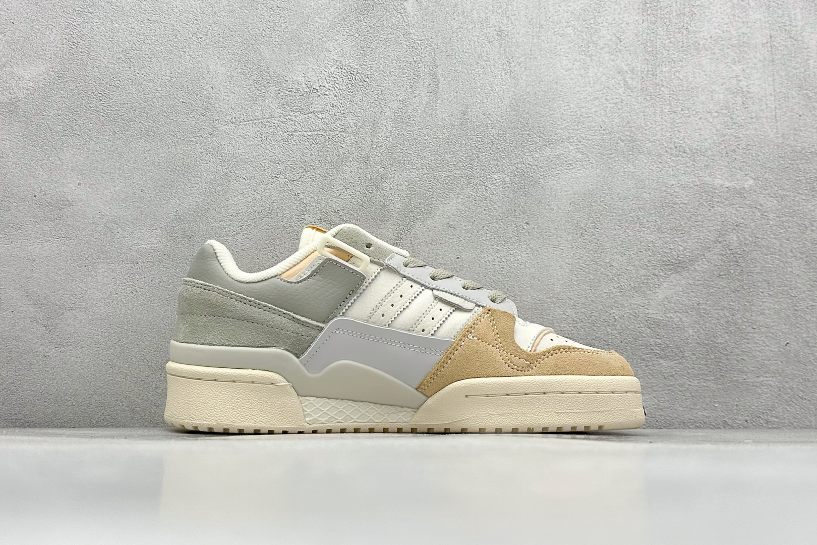 图片[2]-Adidas originals Forum 84 low 低帮百搭潮流休闲运动板鞋 以复古篮球鞋的外形为基础，采用皮革拼接，简约百搭，更加贴合舒适。中底内侧网格造型起到点睛之笔，外底橡胶，更显复古！ 货号：GX4547 尺码：36-45-选品中心