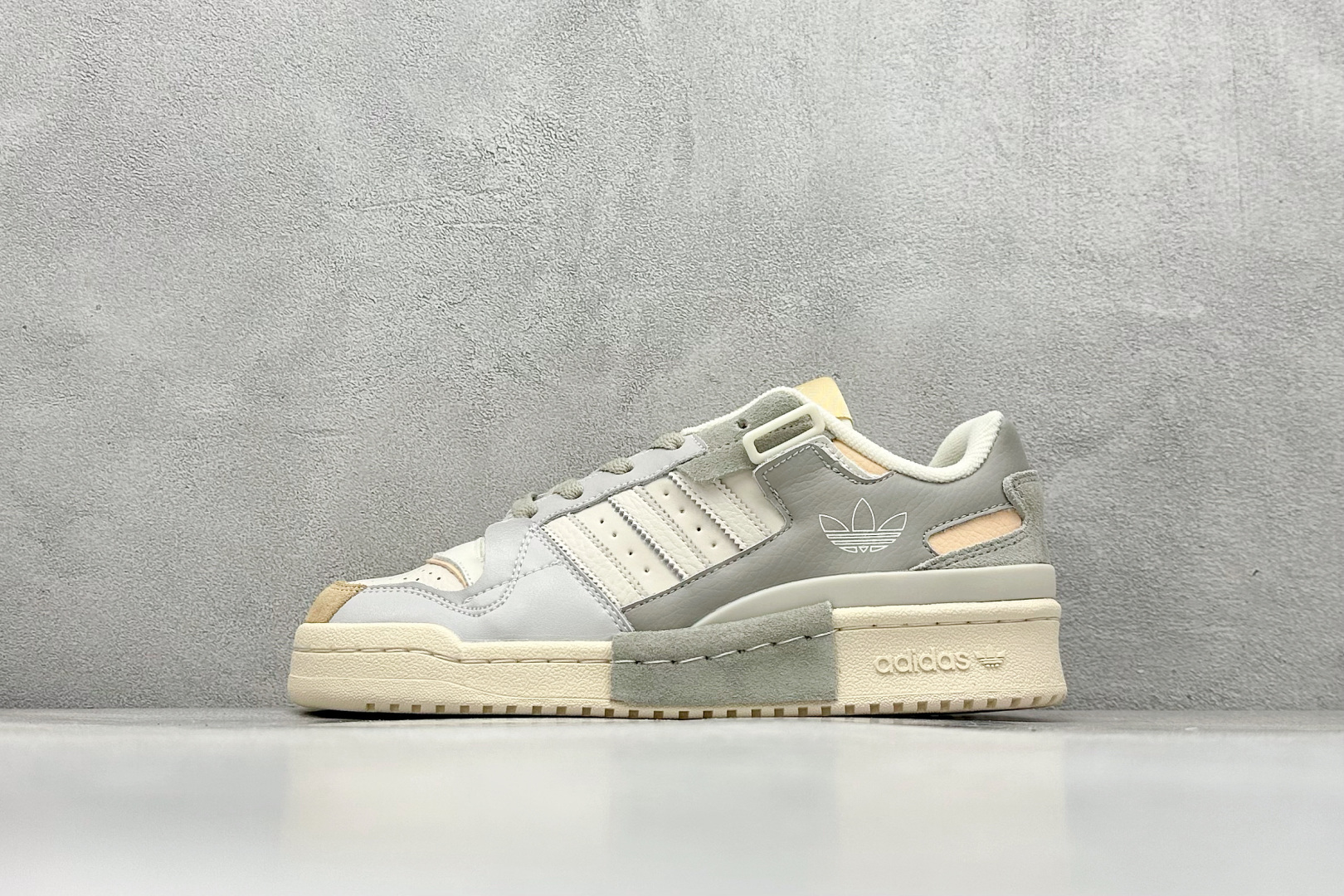 Adidas originals Forum 84 low 低帮百搭潮流休闲运动板鞋 以复古篮球鞋的外形为基础，采用皮革拼接，简约百搭，更加贴合舒适。中底内侧网格造型起到点睛之笔，外底橡胶，更显复古！ 货号：GX4547 尺码：36-45-选品中心