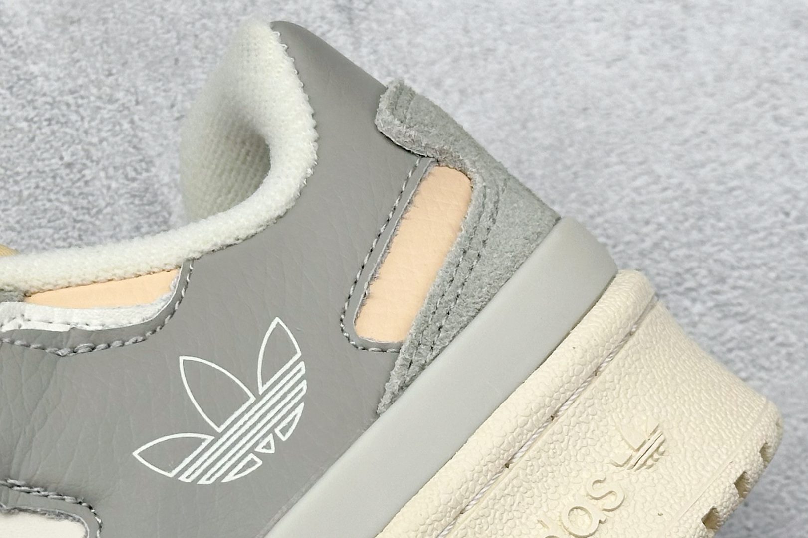 图片[9]-Adidas originals Forum 84 low 低帮百搭潮流休闲运动板鞋 以复古篮球鞋的外形为基础，采用皮革拼接，简约百搭，更加贴合舒适。中底内侧网格造型起到点睛之笔，外底橡胶，更显复古！ 货号：GX4547 尺码：36-45-选品中心