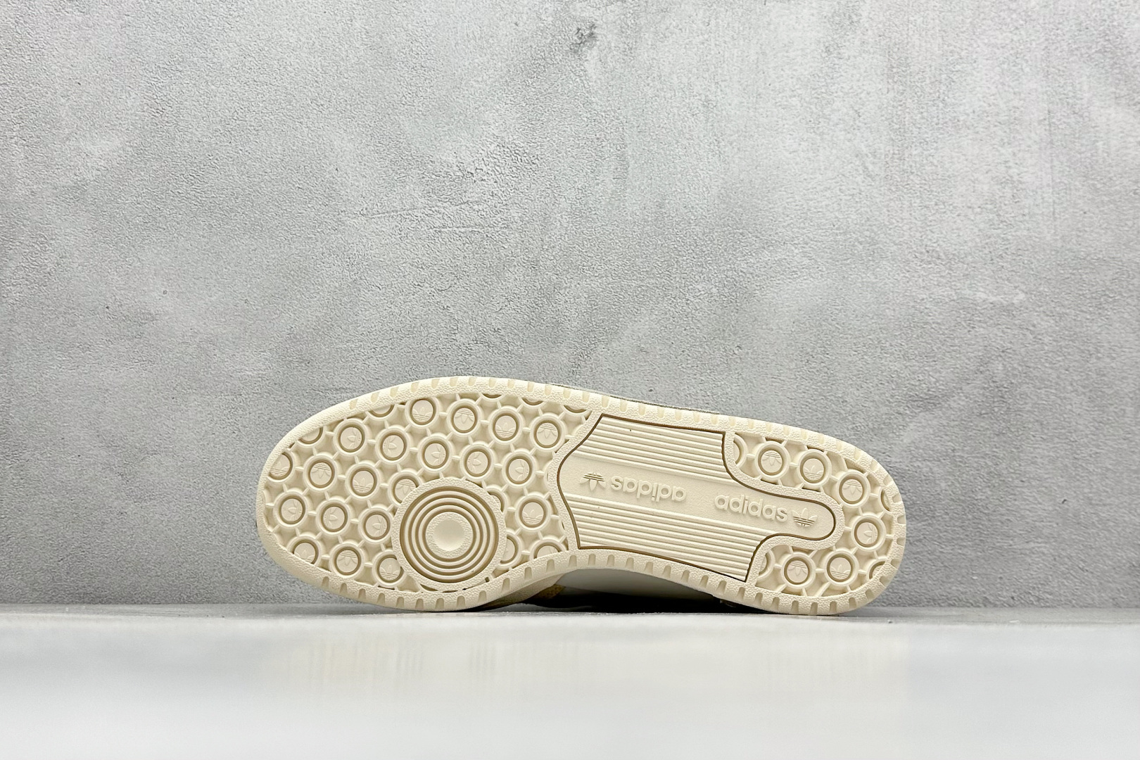 图片[4]-Adidas originals Forum 84 low 低帮百搭潮流休闲运动板鞋 以复古篮球鞋的外形为基础，采用皮革拼接，简约百搭，更加贴合舒适。中底内侧网格造型起到点睛之笔，外底橡胶，更显复古！ 货号：GX4547 尺码：36-45-选品中心