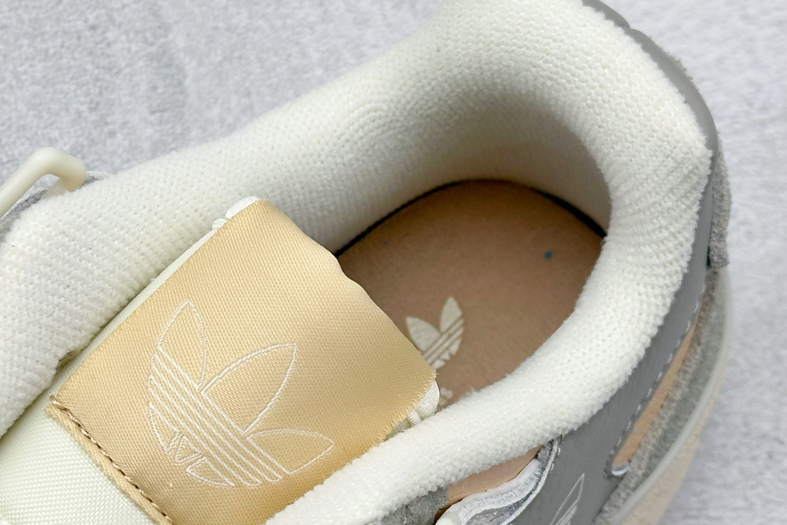 图片[8]-Adidas originals Forum 84 low 低帮百搭潮流休闲运动板鞋 以复古篮球鞋的外形为基础，采用皮革拼接，简约百搭，更加贴合舒适。中底内侧网格造型起到点睛之笔，外底橡胶，更显复古！ 货号：GX4547 尺码：36-45-选品中心