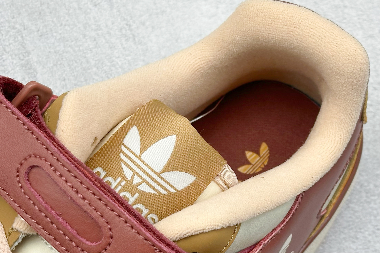 图片[8]-Adidas originals Forum 84 low 低帮百搭潮流休闲运动板鞋 以复古篮球鞋的外形为基础，采用皮革拼接，简约百搭，更加贴合舒适。中底内侧网格造型起到点睛之笔，外底橡胶，更显复古！ 货号：GX4546 尺码：36-45-选品中心