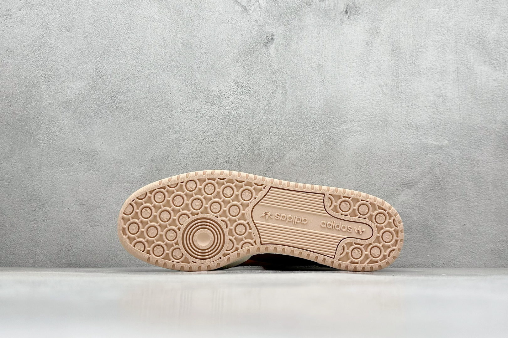 图片[4]-Adidas originals Forum 84 low 低帮百搭潮流休闲运动板鞋 以复古篮球鞋的外形为基础，采用皮革拼接，简约百搭，更加贴合舒适。中底内侧网格造型起到点睛之笔，外底橡胶，更显复古！ 货号：GX4546 尺码：36-45-选品中心