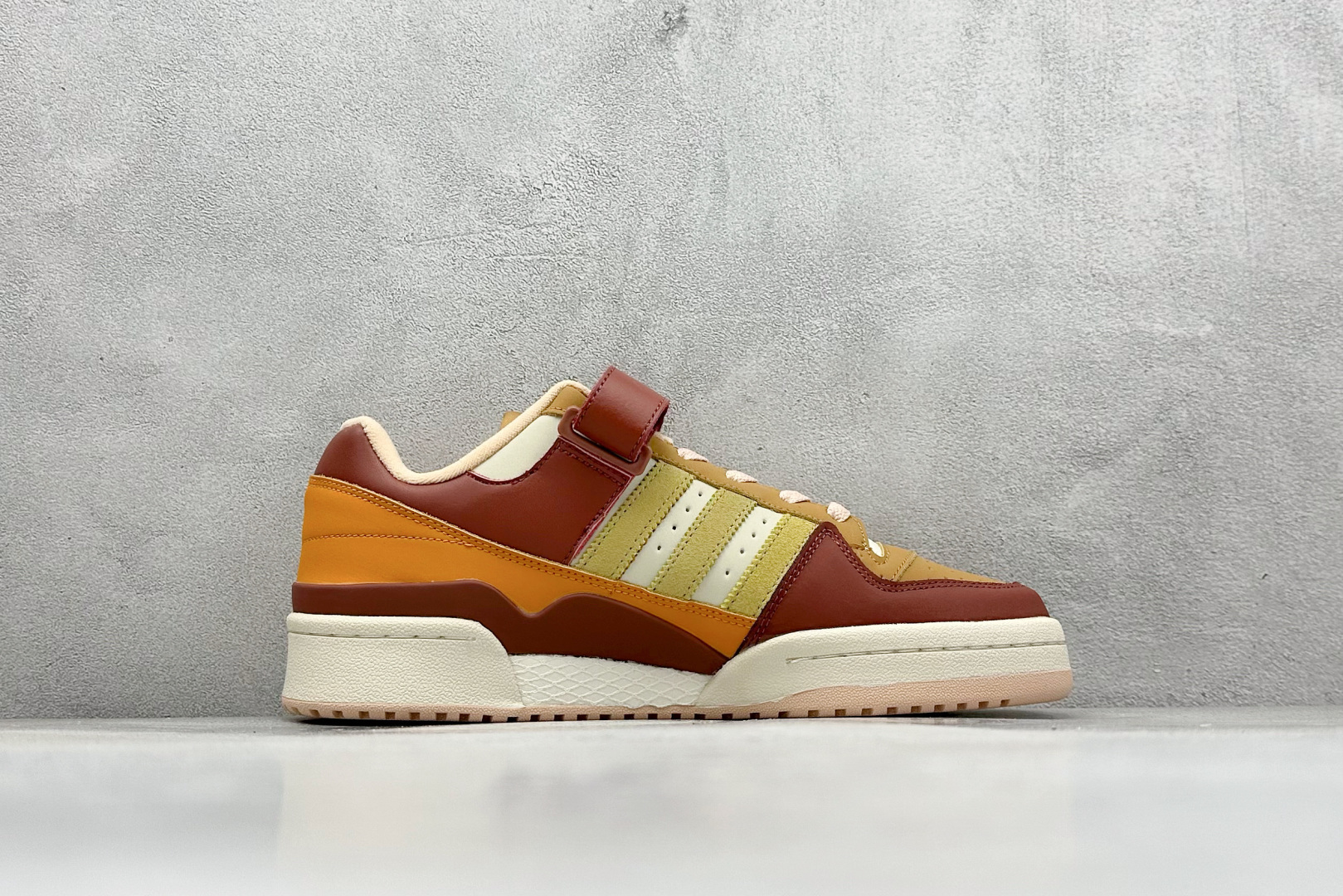 图片[2]-Adidas originals Forum 84 low 低帮百搭潮流休闲运动板鞋 以复古篮球鞋的外形为基础，采用皮革拼接，简约百搭，更加贴合舒适。中底内侧网格造型起到点睛之笔，外底橡胶，更显复古！ 货号：GX4546 尺码：36-45-选品中心