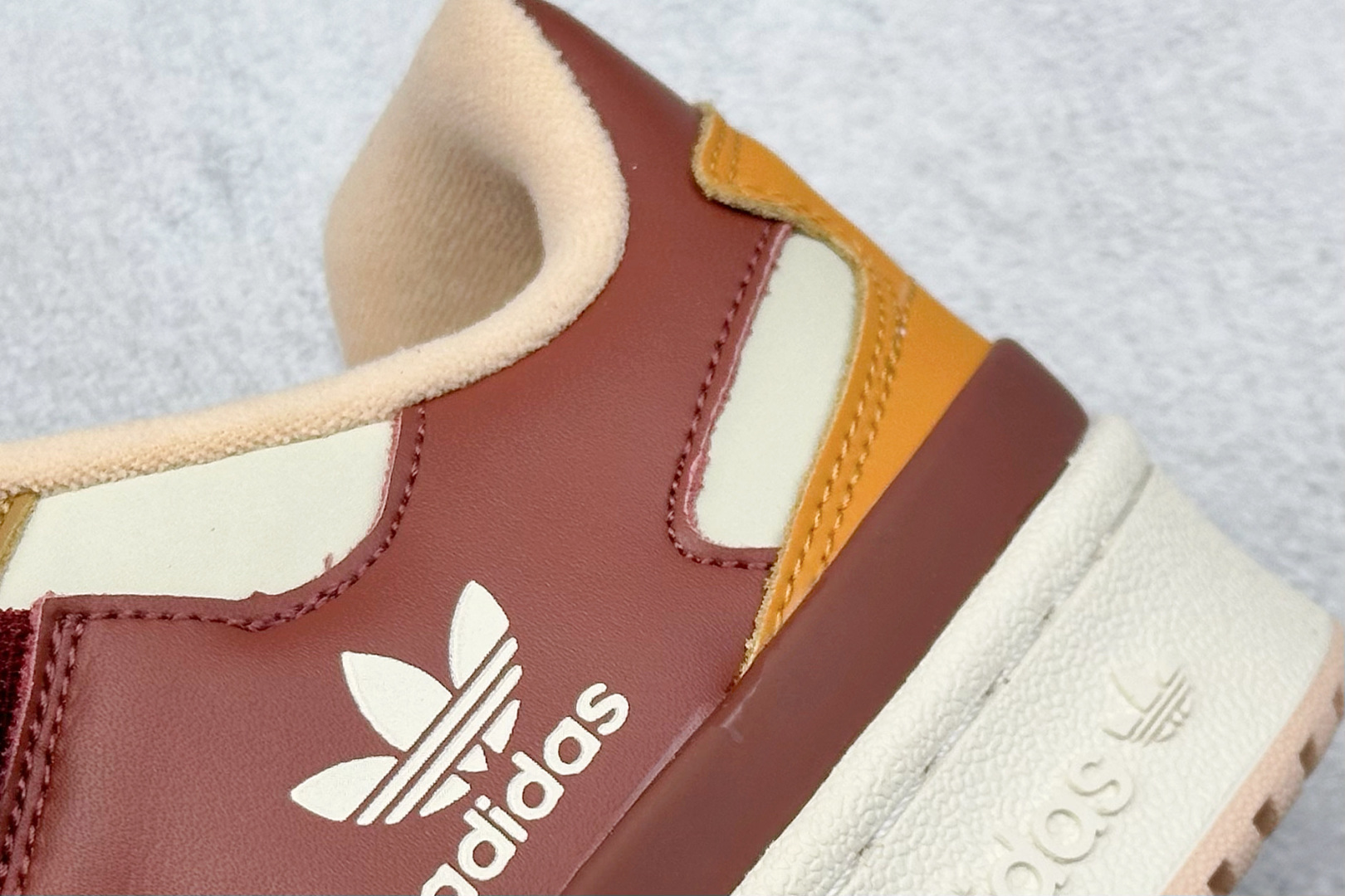 图片[9]-Adidas originals Forum 84 low 低帮百搭潮流休闲运动板鞋 以复古篮球鞋的外形为基础，采用皮革拼接，简约百搭，更加贴合舒适。中底内侧网格造型起到点睛之笔，外底橡胶，更显复古！ 货号：GX4546 尺码：36-45-选品中心