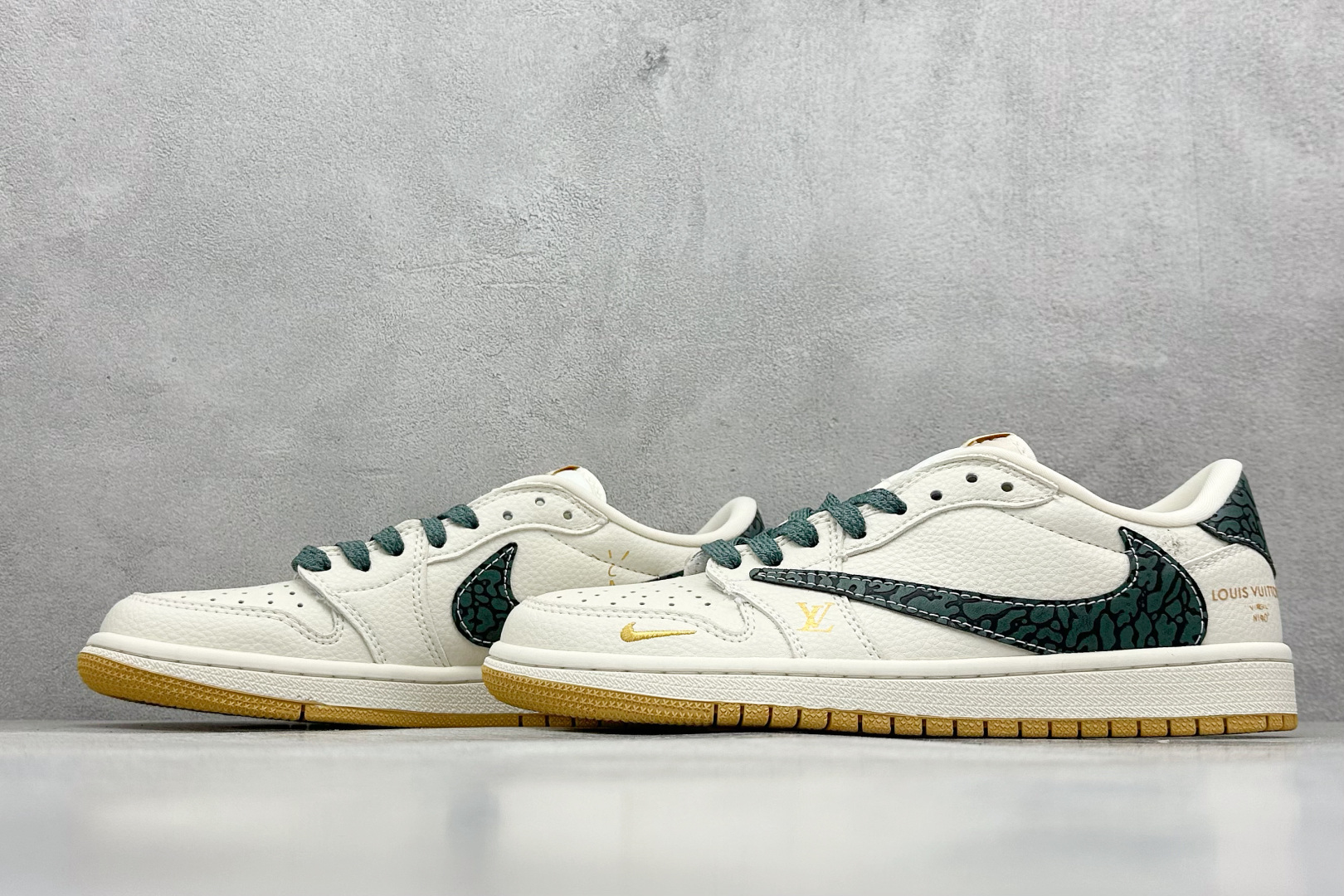 240 Travis Scott x Nike Air Jordan 1 Low x Louis Vuitton Air Jordan 1 Low 反转白绿小勾倒钩 XB1979-009