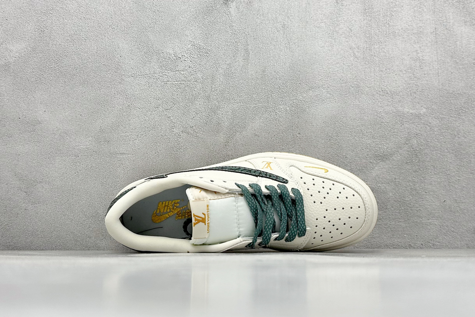 240 Travis Scott x Nike Air Jordan 1 Low x Louis Vuitton Air Jordan 1 Low 反转白绿小勾倒钩 XB1979-009