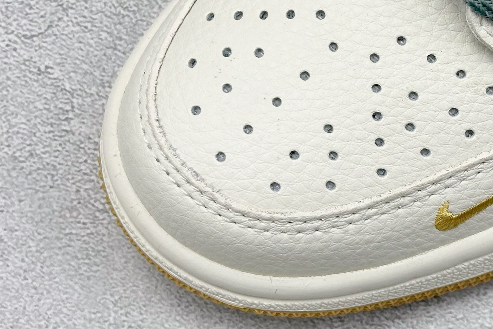 240 Travis Scott x Nike Air Jordan 1 Low x Louis Vuitton Air Jordan 1 Low 反转白绿小勾倒钩 XB1979-009