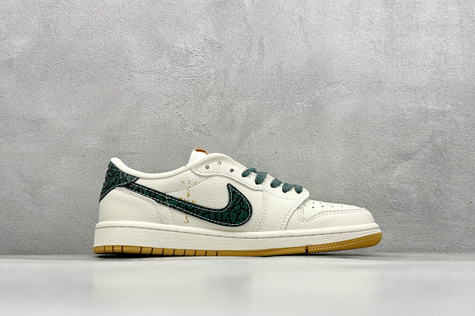 240 Travis Scott x Nike Air Jordan 1 Low x Louis Vuitton Air Jordan 1 Low 反转白绿小勾倒钩 XB1979-009