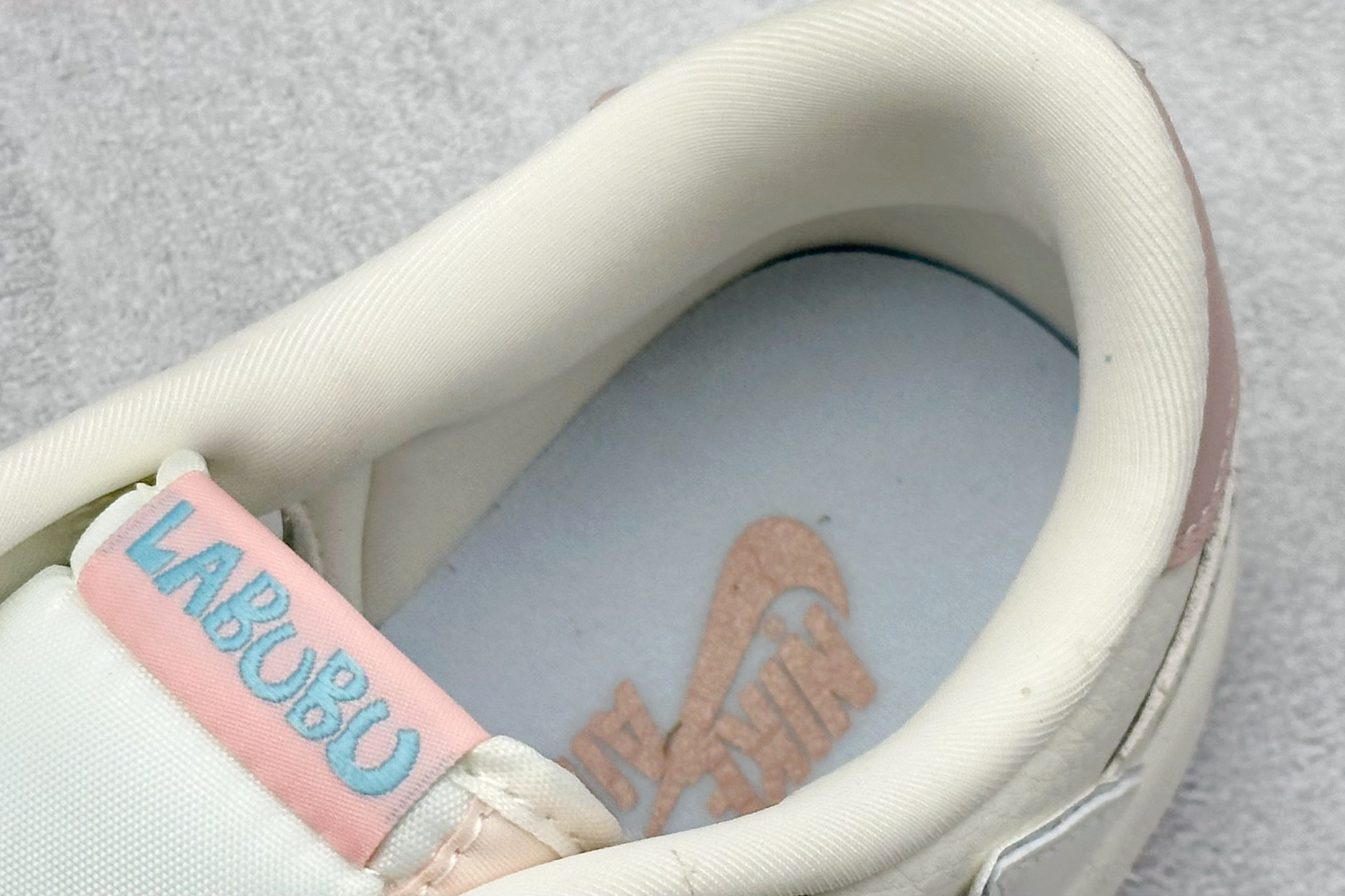 图片[8]-Travis Scott x Nike Air Jordan 1 Low x 拉布布涂鸦 Air Jordan 1 Low 反转粉白拉布布涂鸦倒钩 纯原版本 全鞋采用原装头层皮，用料扎实 精雕细琢 鞋型极致还原 飞翼3D打印改良 深度立体 四线中底拉帮皮料选材 钢印 背胶一应俱全 全新批次 原装原模大底全鞋原厂定制皮料，手感细腻正确折边工艺 完美细节诠释 货号：XB1979 011 尺码：36 36.5 37.5 38 38.5 39 40 40.5 41 42 42.5 43 44 44.5 45-选品中心