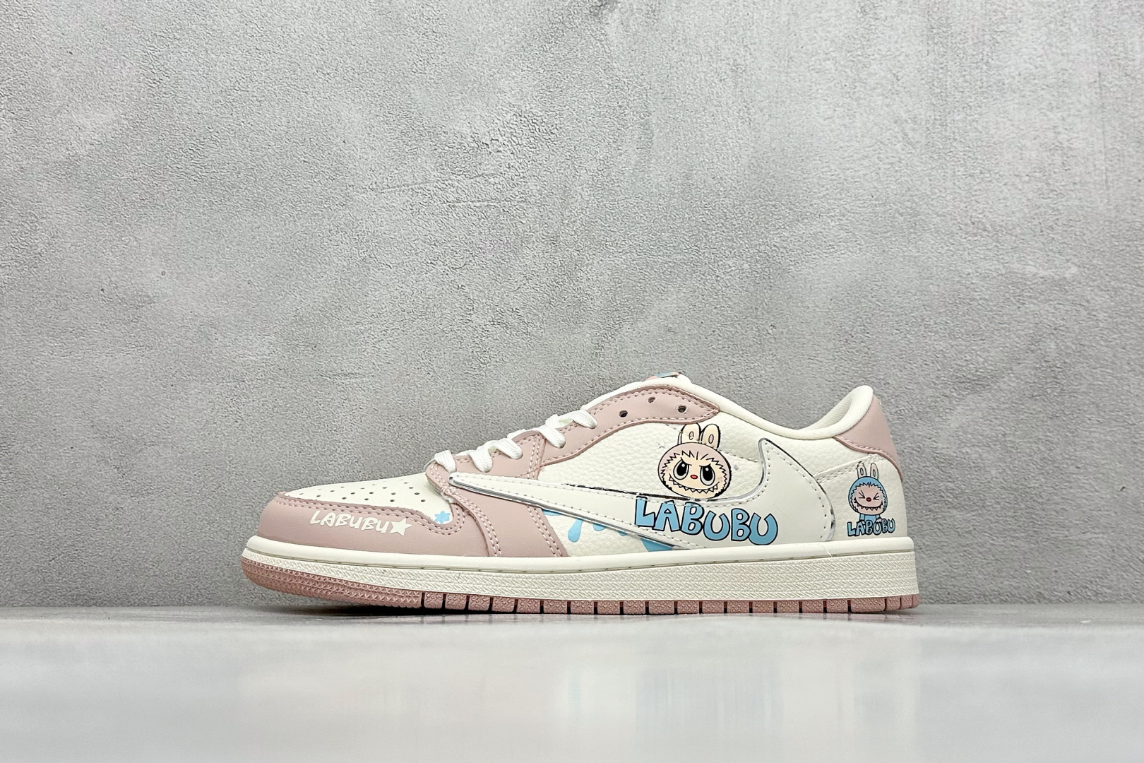 Travis Scott x Nike Air Jordan 1 Low x 拉布布涂鸦 Air Jordan 1 Low 反转粉白拉布布涂鸦倒钩 纯原版本 全鞋采用原装头层皮，用料扎实 精雕细琢 鞋型极致还原 飞翼3D打印改良 深度立体 四线中底拉帮皮料选材 钢印 背胶一应俱全 全新批次 原装原模大底全鞋原厂定制皮料，手感细腻正确折边工艺 完美细节诠释 货号：XB1979 011 尺码：36 36.5 37.5 38 38.5 39 40 40.5 41 42 42.5 43 44 44.5 45-选品中心