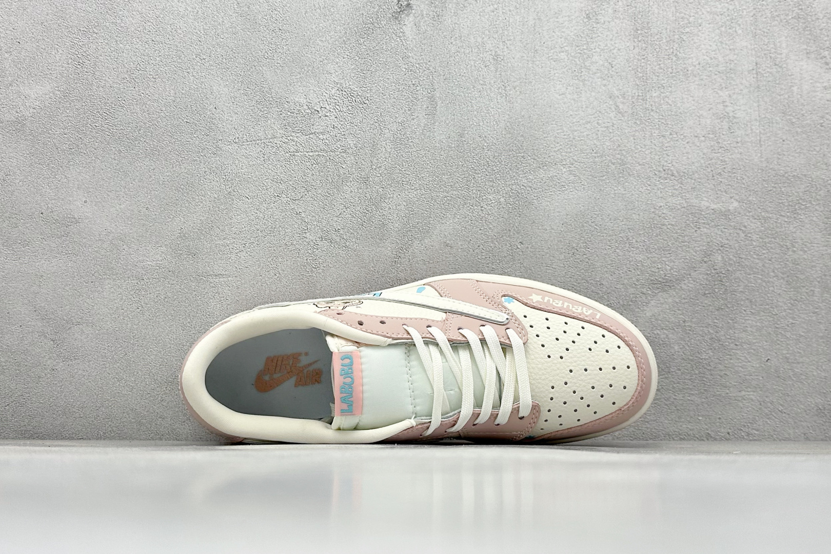 图片[3]-Travis Scott x Nike Air Jordan 1 Low x 拉布布涂鸦 Air Jordan 1 Low 反转粉白拉布布涂鸦倒钩 纯原版本 全鞋采用原装头层皮，用料扎实 精雕细琢 鞋型极致还原 飞翼3D打印改良 深度立体 四线中底拉帮皮料选材 钢印 背胶一应俱全 全新批次 原装原模大底全鞋原厂定制皮料，手感细腻正确折边工艺 完美细节诠释 货号：XB1979 011 尺码：36 36.5 37.5 38 38.5 39 40 40.5 41 42 42.5 43 44 44.5 45-选品中心