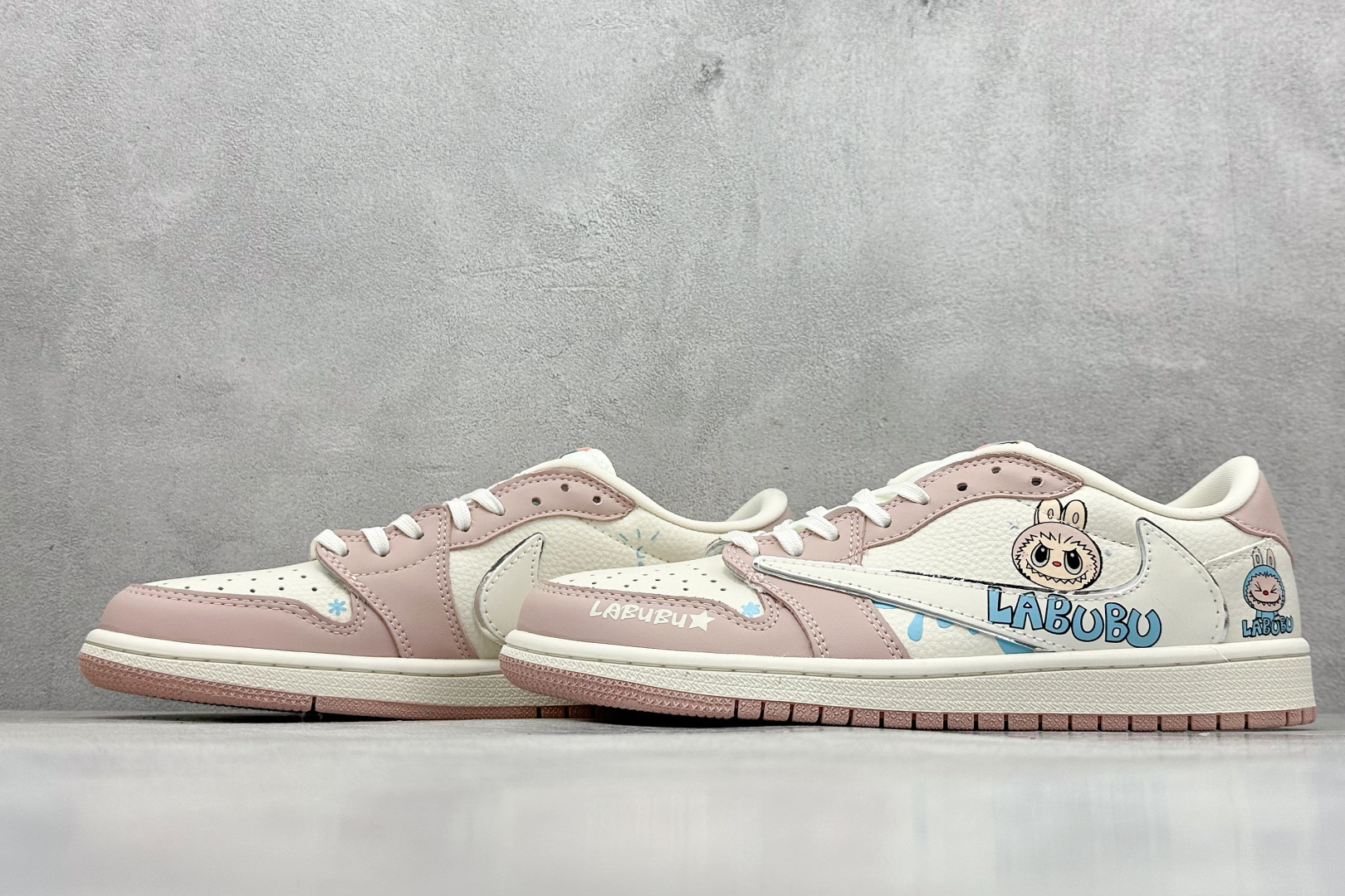 图片[5]-Travis Scott x Nike Air Jordan 1 Low x 拉布布涂鸦 Air Jordan 1 Low 反转粉白拉布布涂鸦倒钩 纯原版本 全鞋采用原装头层皮，用料扎实 精雕细琢 鞋型极致还原 飞翼3D打印改良 深度立体 四线中底拉帮皮料选材 钢印 背胶一应俱全 全新批次 原装原模大底全鞋原厂定制皮料，手感细腻正确折边工艺 完美细节诠释 货号：XB1979 011 尺码：36 36.5 37.5 38 38.5 39 40 40.5 41 42 42.5 43 44 44.5 45-选品中心