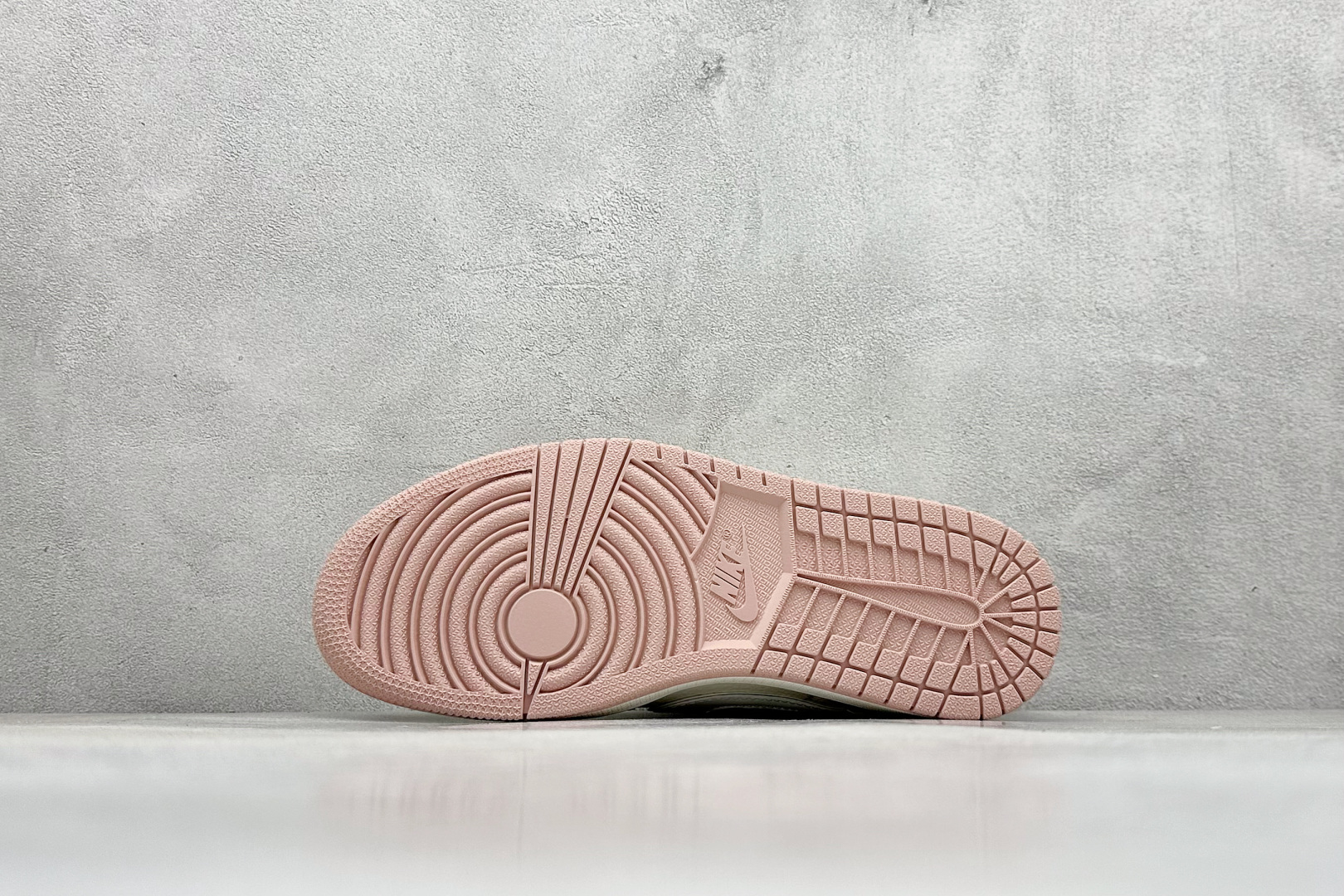 图片[4]-Travis Scott x Nike Air Jordan 1 Low x 拉布布涂鸦 Air Jordan 1 Low 反转粉白拉布布涂鸦倒钩 纯原版本 全鞋采用原装头层皮，用料扎实 精雕细琢 鞋型极致还原 飞翼3D打印改良 深度立体 四线中底拉帮皮料选材 钢印 背胶一应俱全 全新批次 原装原模大底全鞋原厂定制皮料，手感细腻正确折边工艺 完美细节诠释 货号：XB1979 011 尺码：36 36.5 37.5 38 38.5 39 40 40.5 41 42 42.5 43 44 44.5 45-选品中心