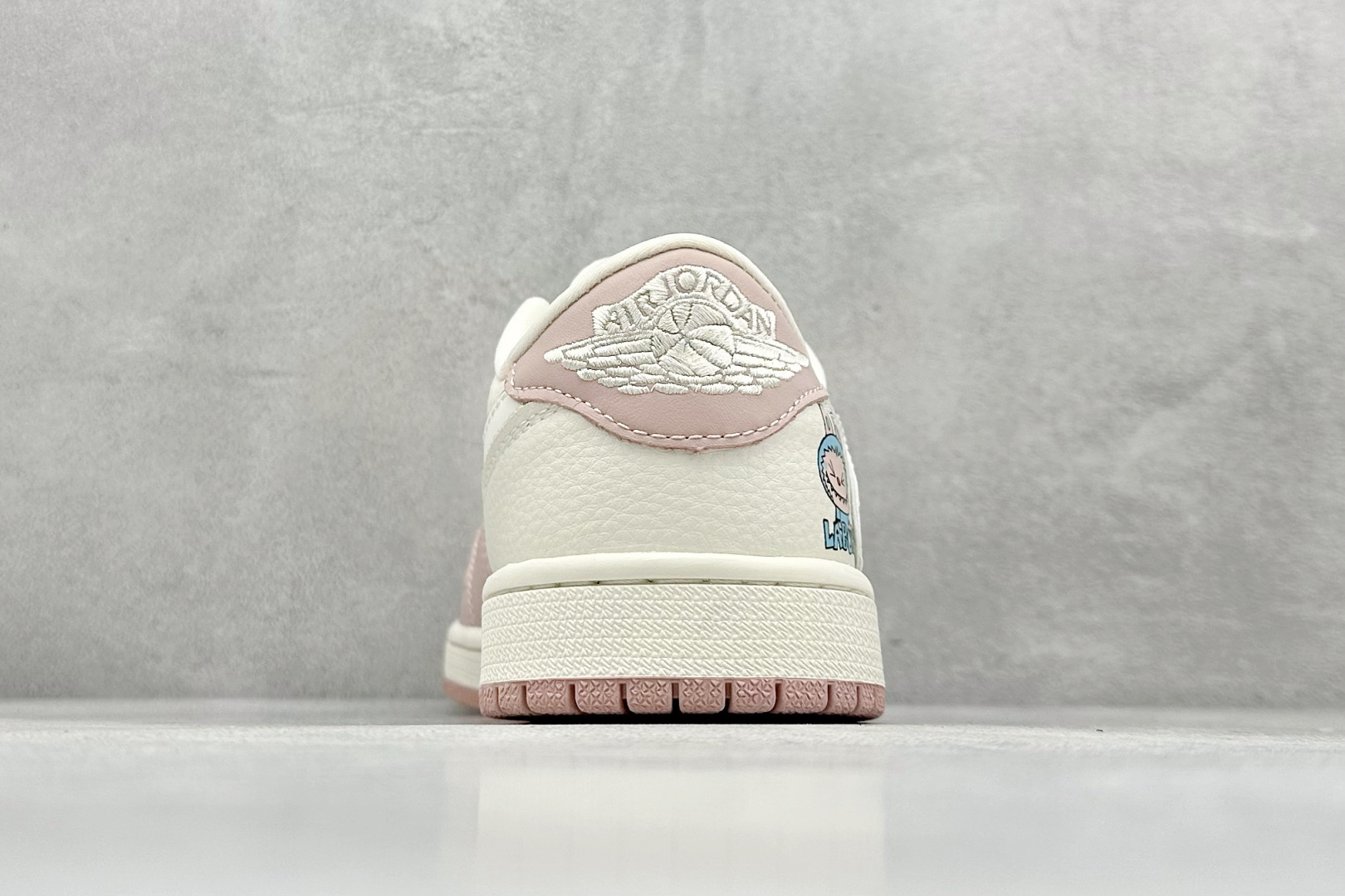 图片[6]-Travis Scott x Nike Air Jordan 1 Low x 拉布布涂鸦 Air Jordan 1 Low 反转粉白拉布布涂鸦倒钩 纯原版本 全鞋采用原装头层皮，用料扎实 精雕细琢 鞋型极致还原 飞翼3D打印改良 深度立体 四线中底拉帮皮料选材 钢印 背胶一应俱全 全新批次 原装原模大底全鞋原厂定制皮料，手感细腻正确折边工艺 完美细节诠释 货号：XB1979 011 尺码：36 36.5 37.5 38 38.5 39 40 40.5 41 42 42.5 43 44 44.5 45-选品中心