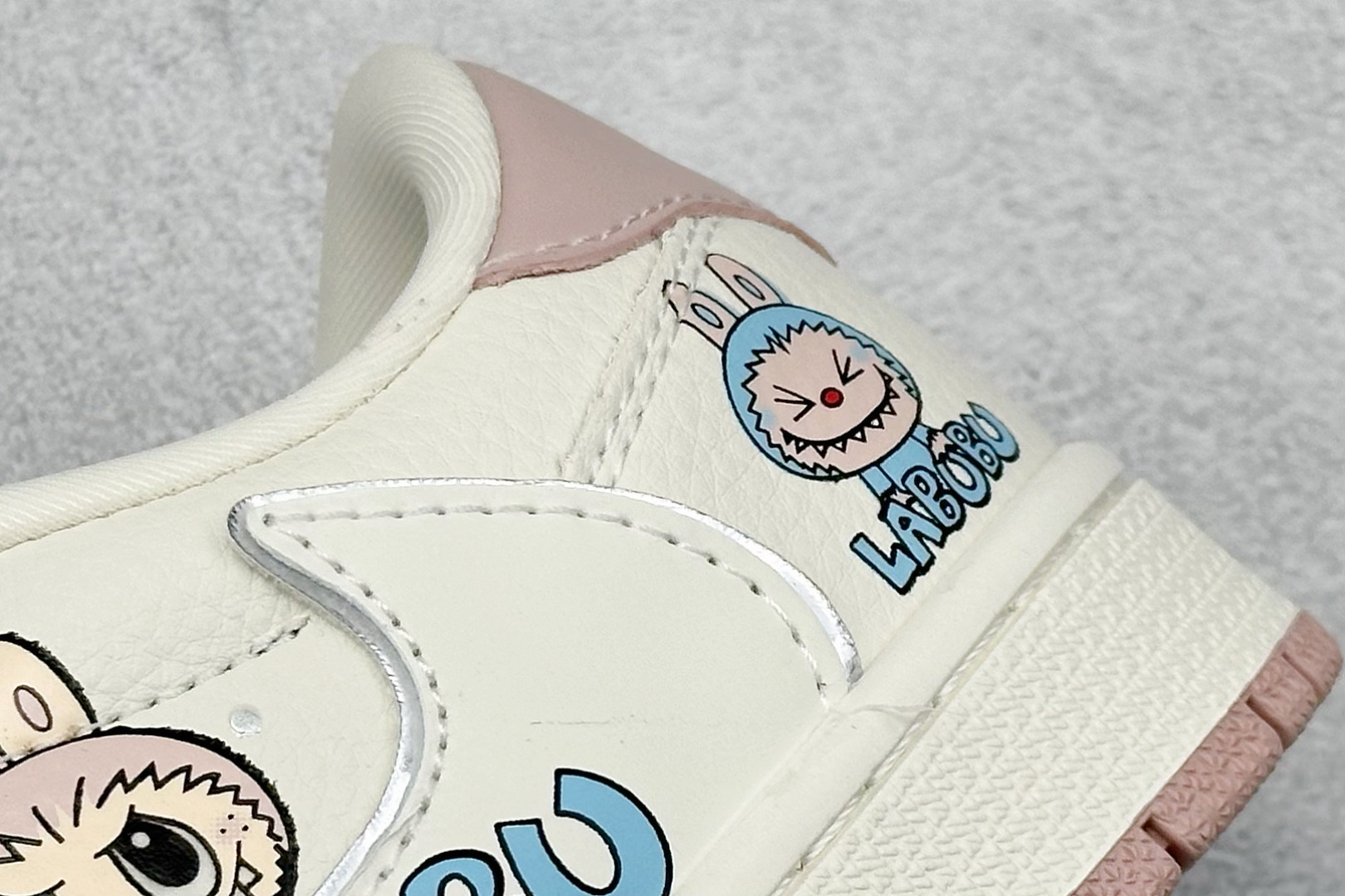 图片[9]-Travis Scott x Nike Air Jordan 1 Low x 拉布布涂鸦 Air Jordan 1 Low 反转粉白拉布布涂鸦倒钩 纯原版本 全鞋采用原装头层皮，用料扎实 精雕细琢 鞋型极致还原 飞翼3D打印改良 深度立体 四线中底拉帮皮料选材 钢印 背胶一应俱全 全新批次 原装原模大底全鞋原厂定制皮料，手感细腻正确折边工艺 完美细节诠释 货号：XB1979 011 尺码：36 36.5 37.5 38 38.5 39 40 40.5 41 42 42.5 43 44 44.5 45-选品中心